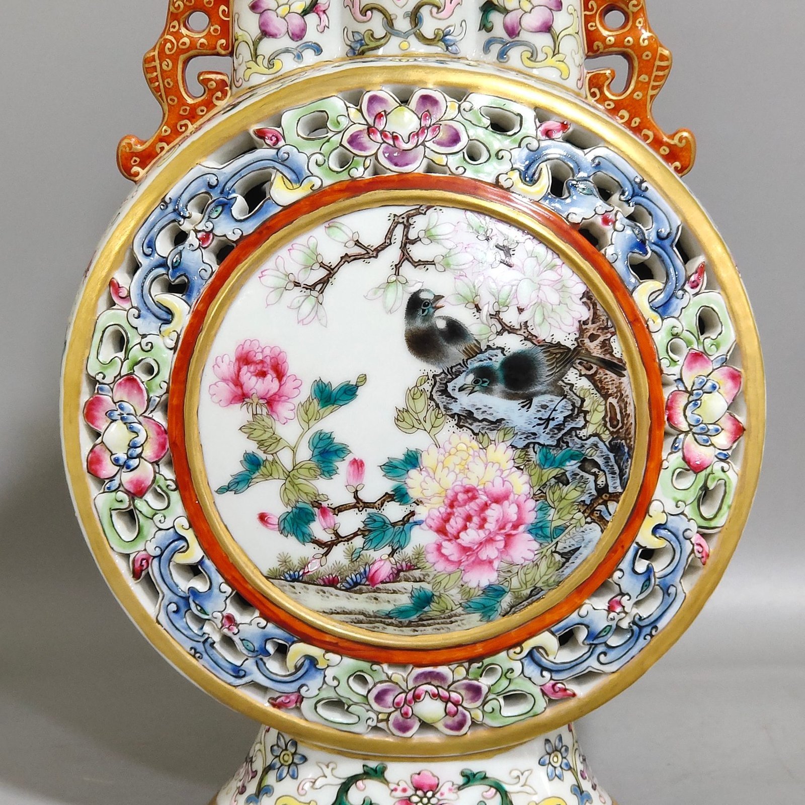 Qing Dynasty Qianlong hollow flower and bird three tube moon holding vase