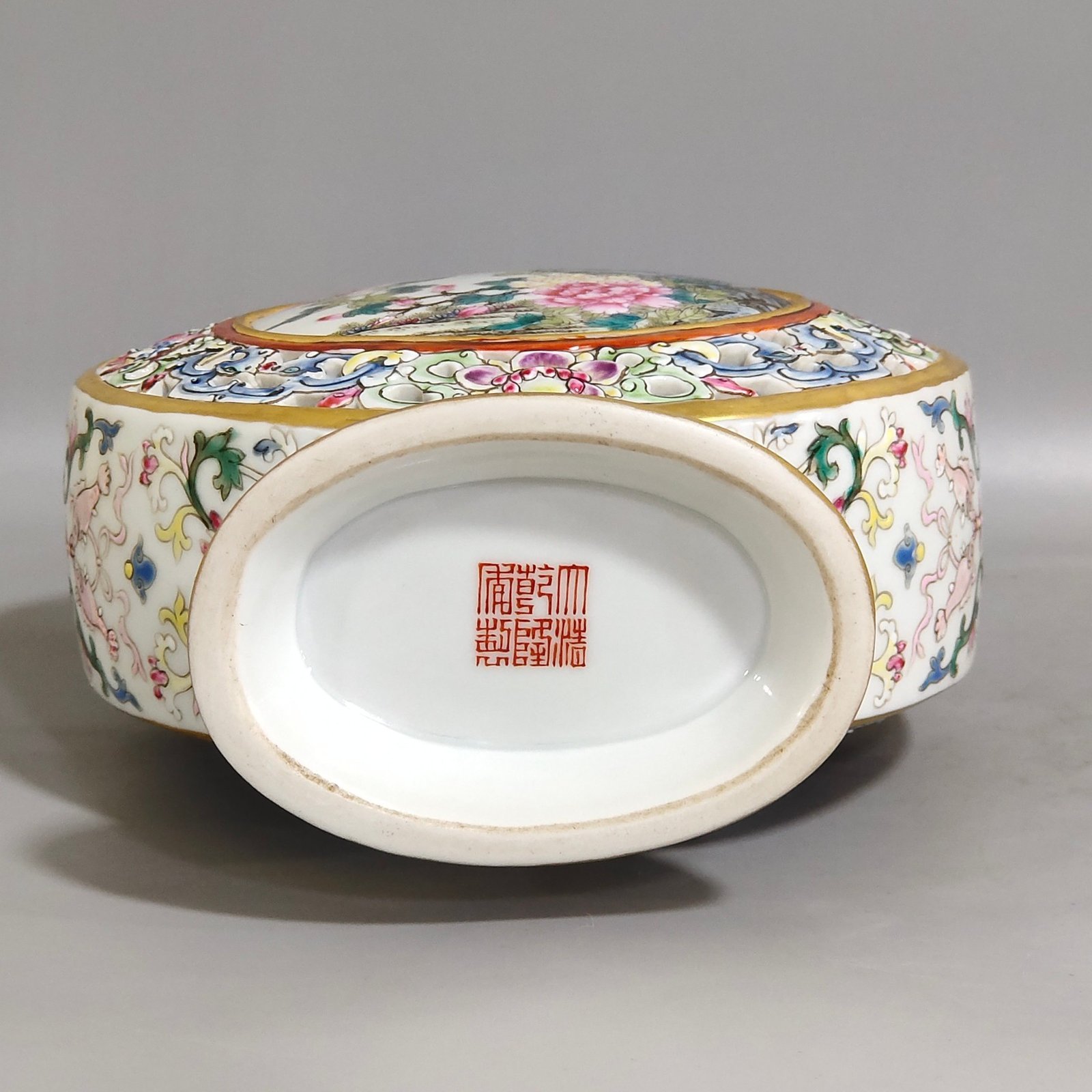 Qing Dynasty Qianlong hollow flower and bird three tube moon holding vase