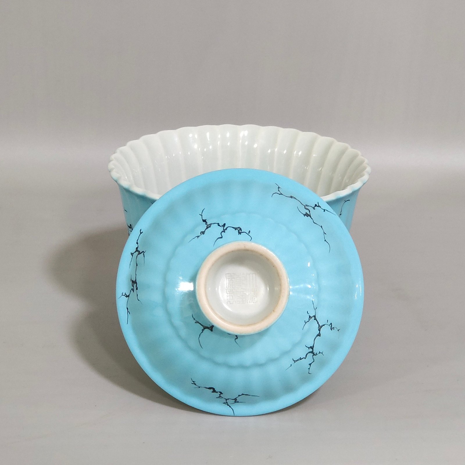 Qing Dynasty Qianlong Xinglin Chunyan melon rimmed bowl carved