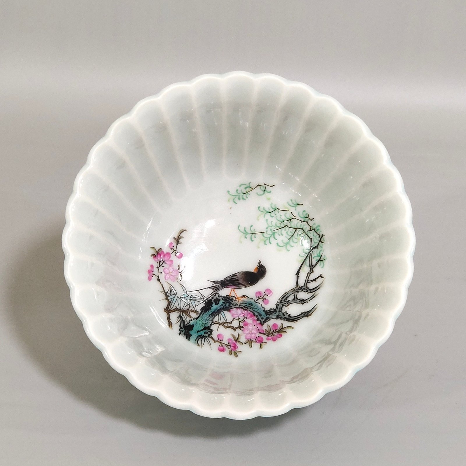 Qing Dynasty Qianlong Xinglin Chunyan melon rimmed bowl carved