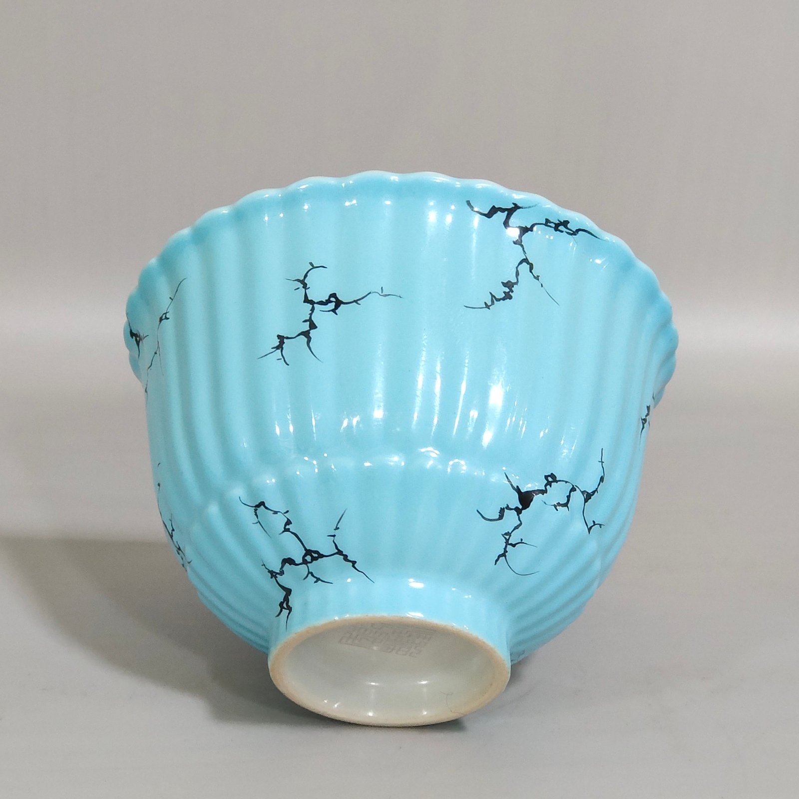 Qing Dynasty Qianlong Xinglin Chunyan melon rimmed bowl carved