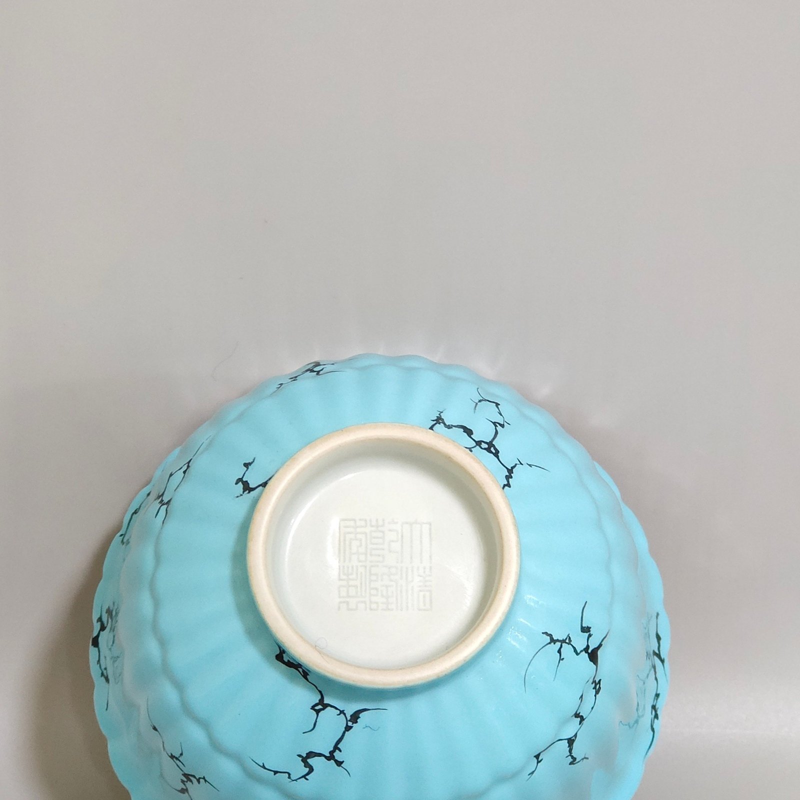 Qing Dynasty Qianlong Xinglin Chunyan melon rimmed bowl carved