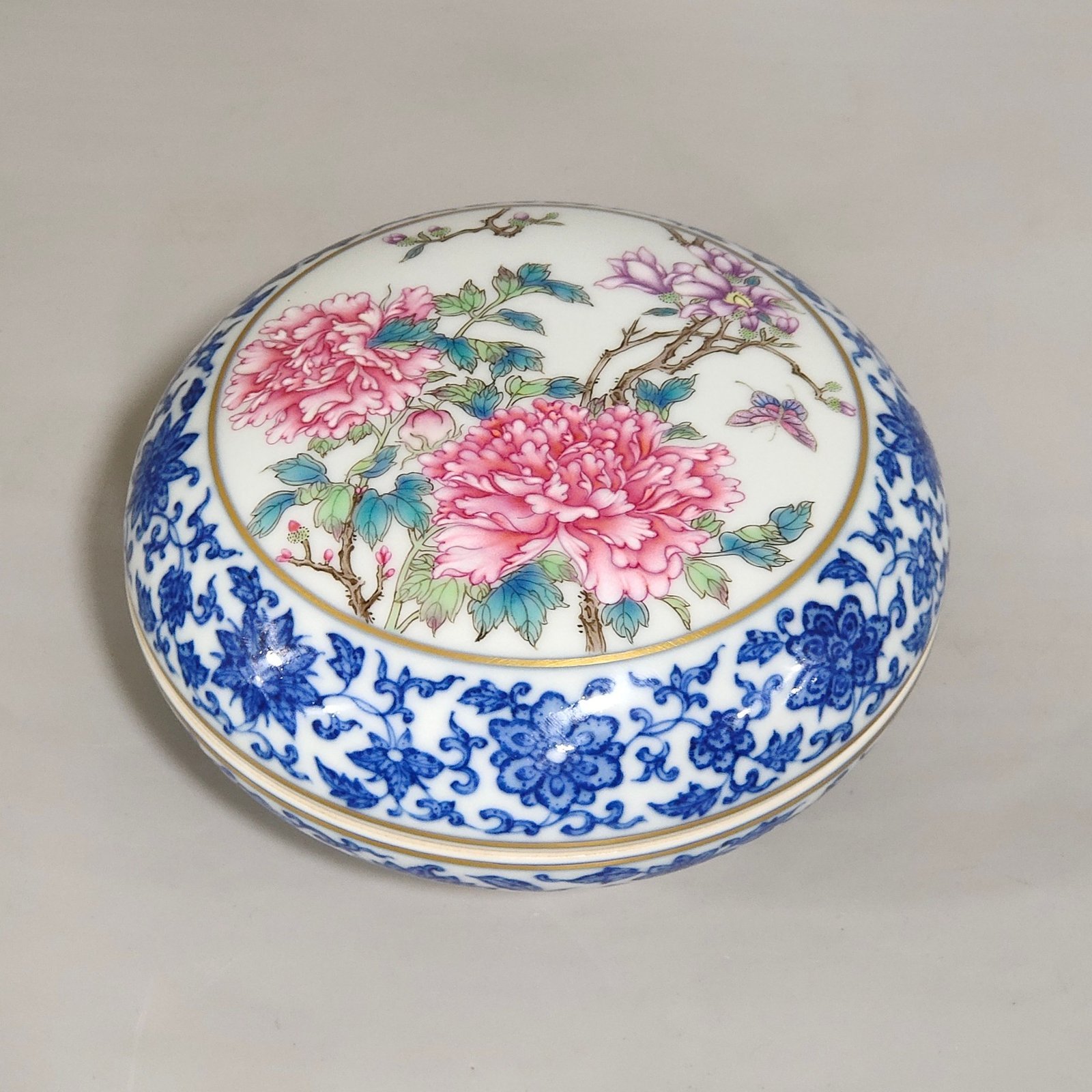 Qing Dynasty Qianlong blue and white and pastel peony lid box