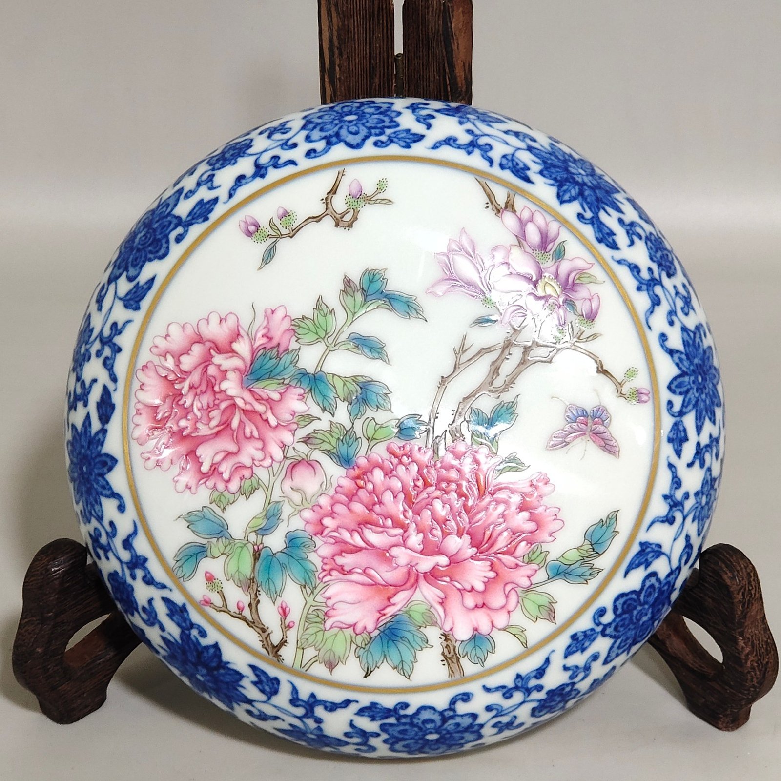 Qing Dynasty Qianlong blue and white and pastel peony lid box
