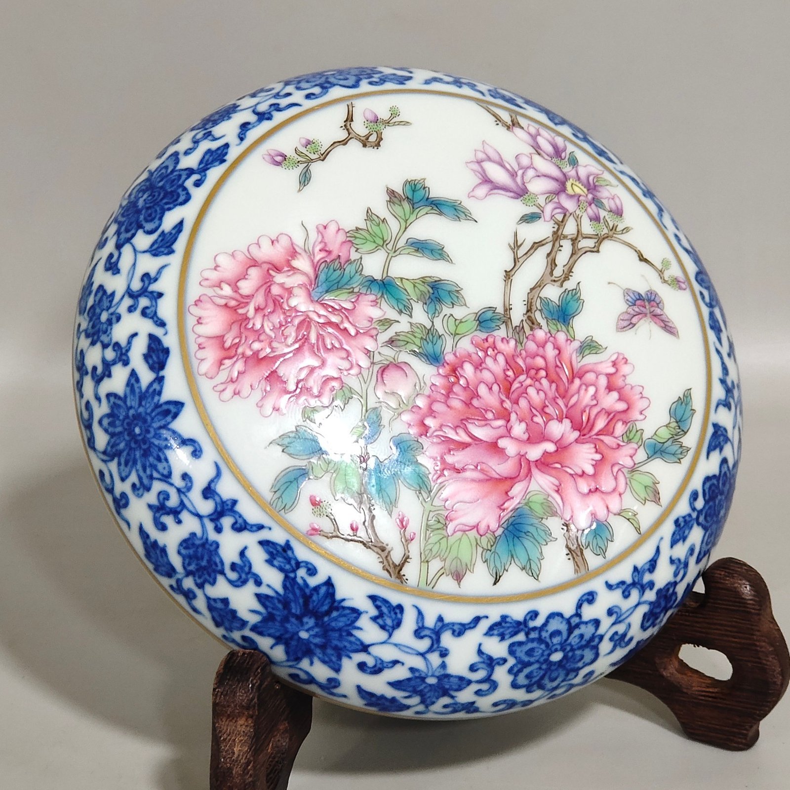 Qing Dynasty Qianlong blue and white and pastel peony lid box