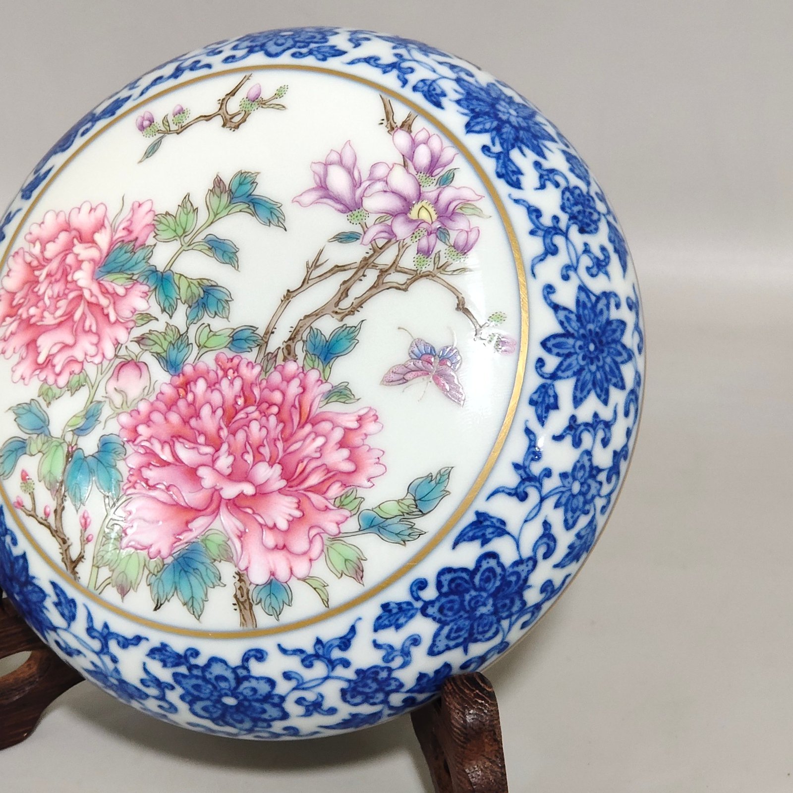 Qing Dynasty Qianlong blue and white and pastel peony lid box