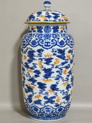 Qing Dynasty Qianlong blue and white alum red cloud pattern strong jar