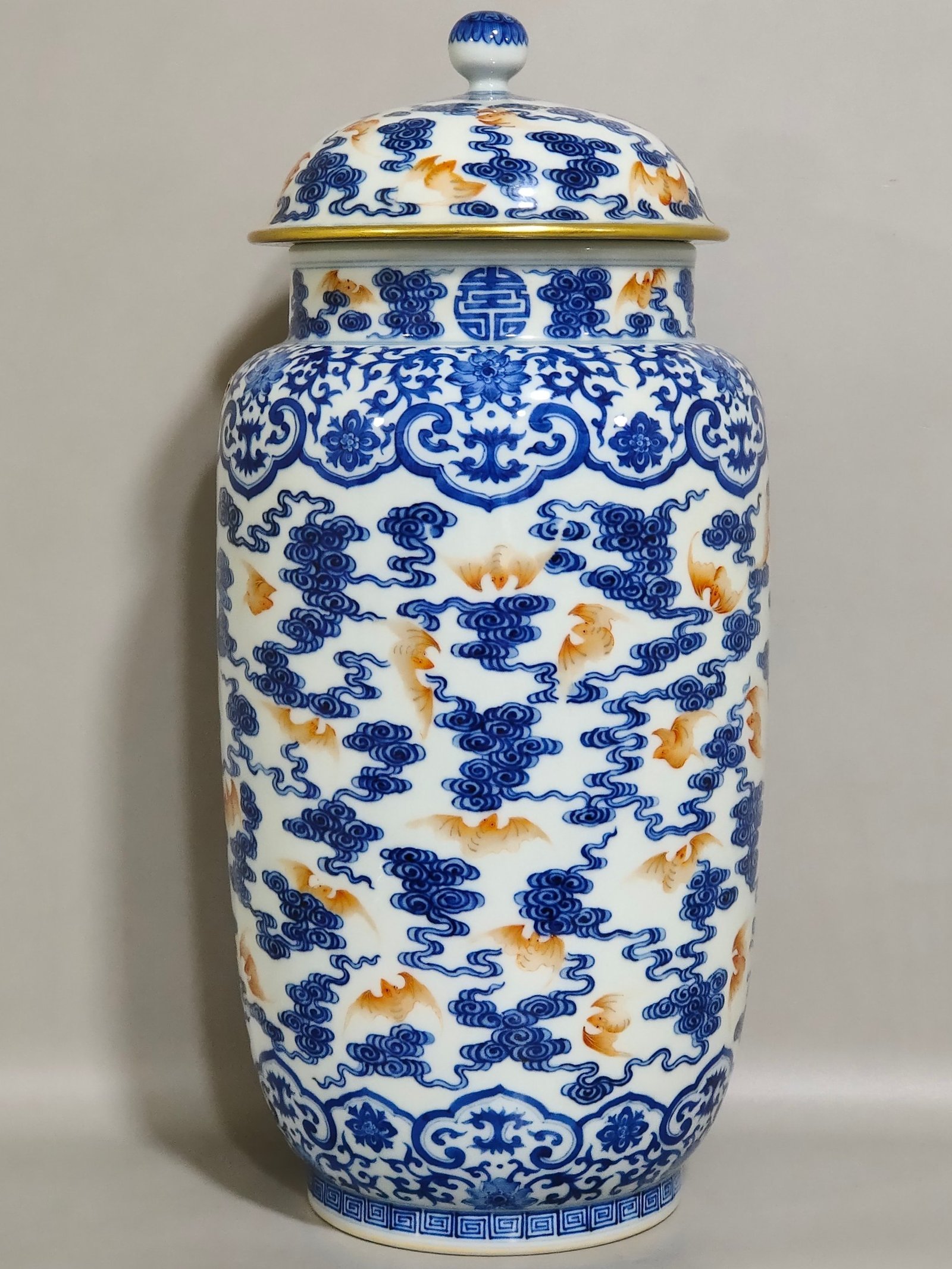 Qing Dynasty Qianlong blue and white alum red cloud pattern strong jar