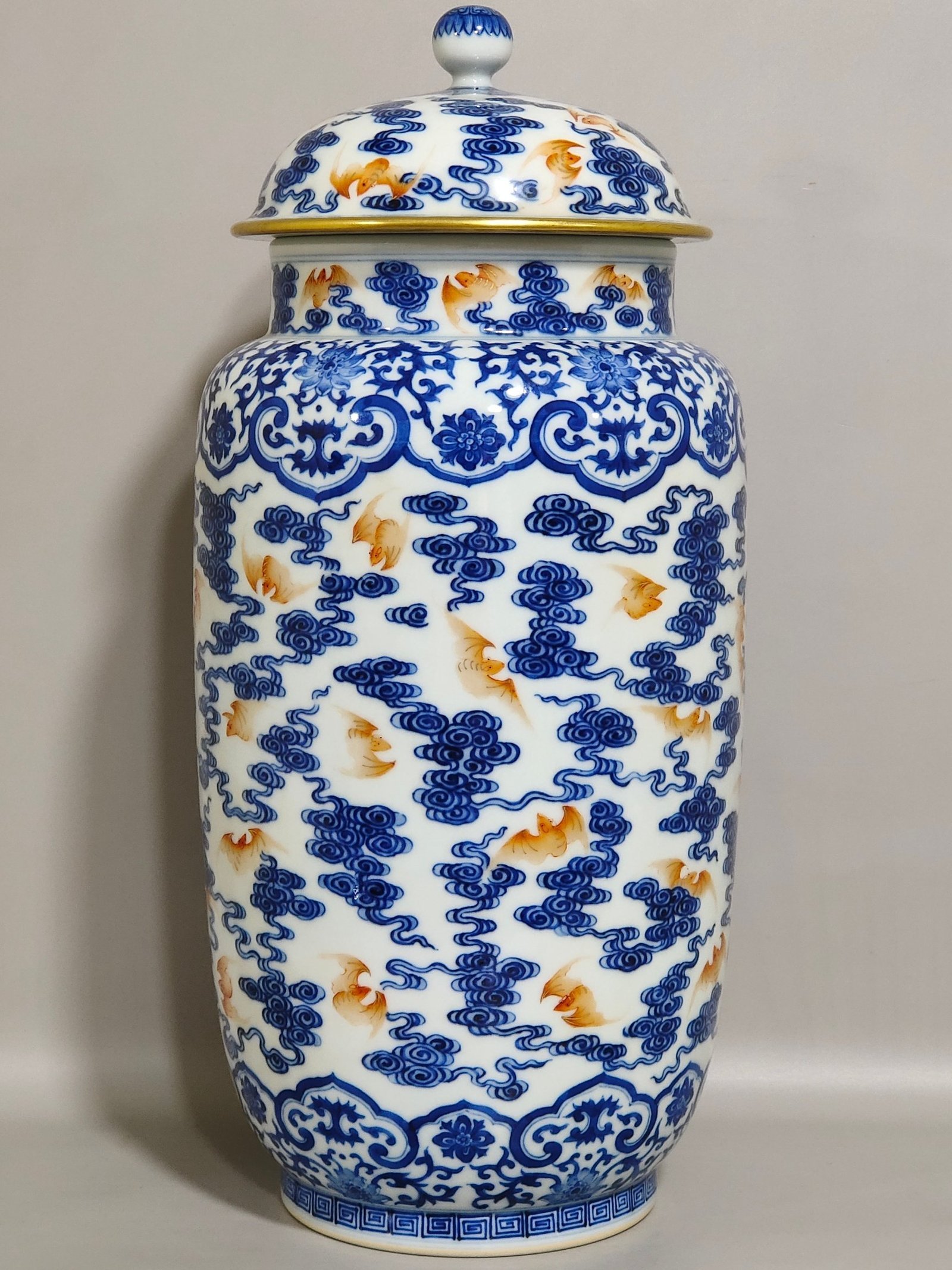 Qing Dynasty Qianlong blue and white alum red cloud pattern strong jar