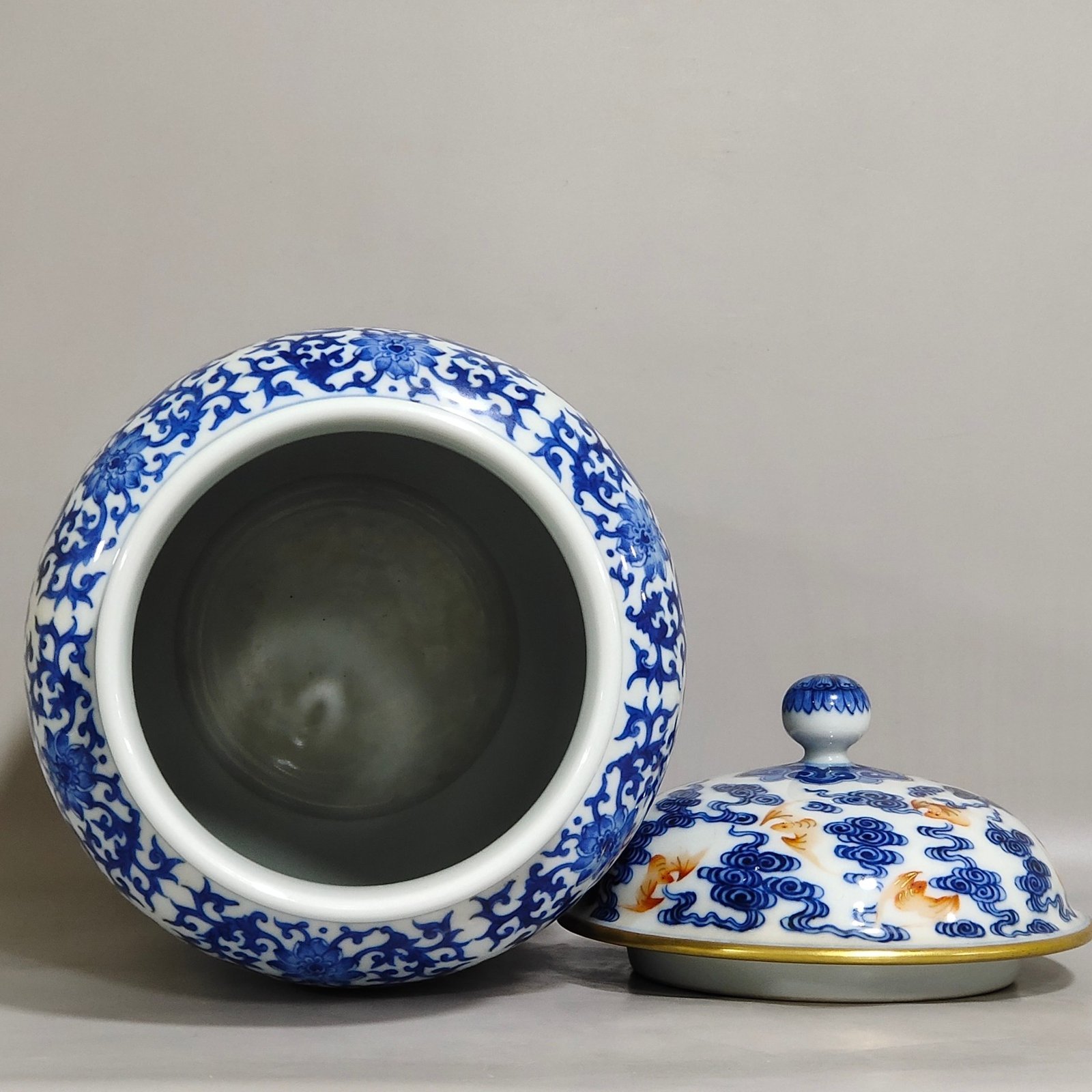 Qing Dynasty Qianlong blue and white alum red cloud pattern strong jar
