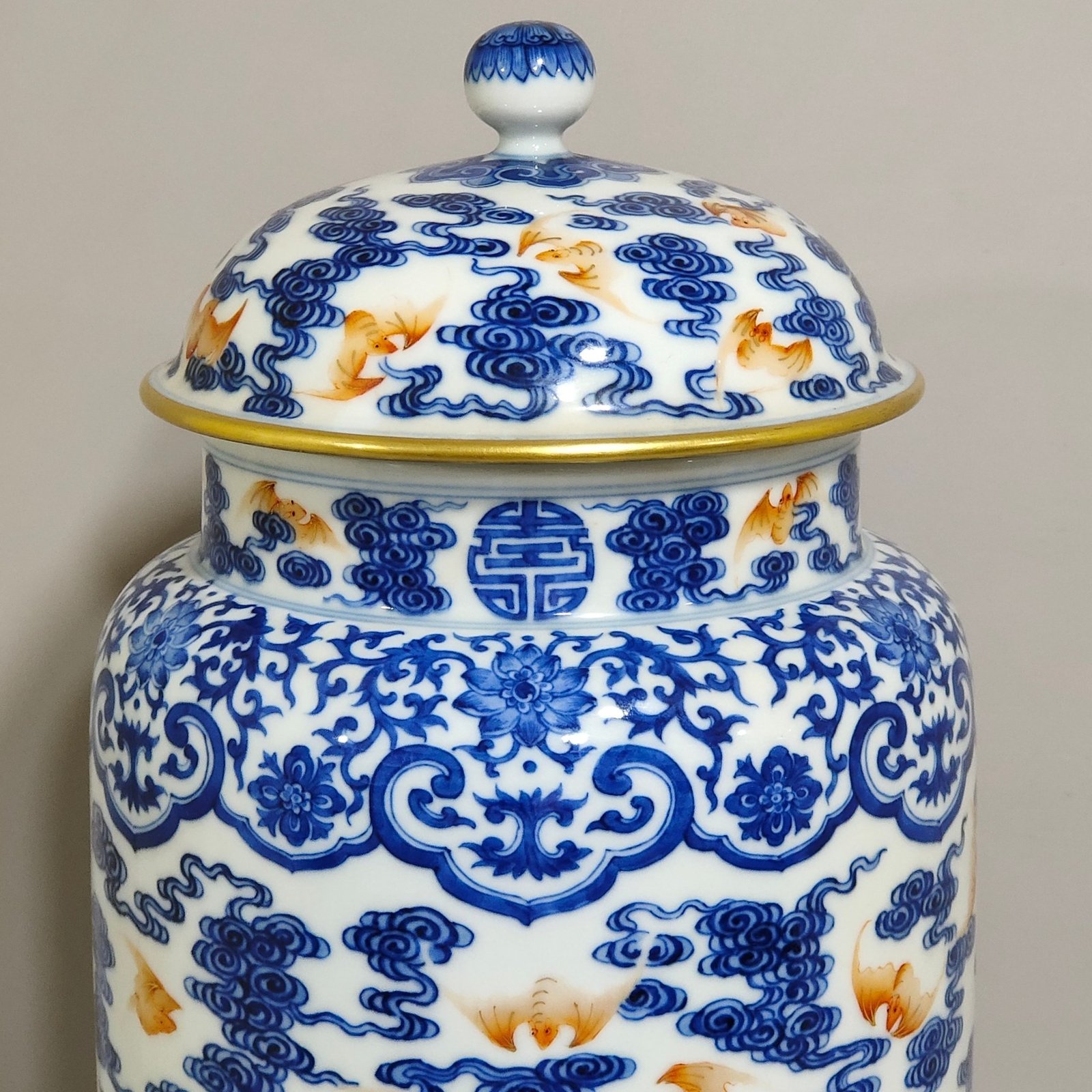 Qing Dynasty Qianlong blue and white alum red cloud pattern strong jar