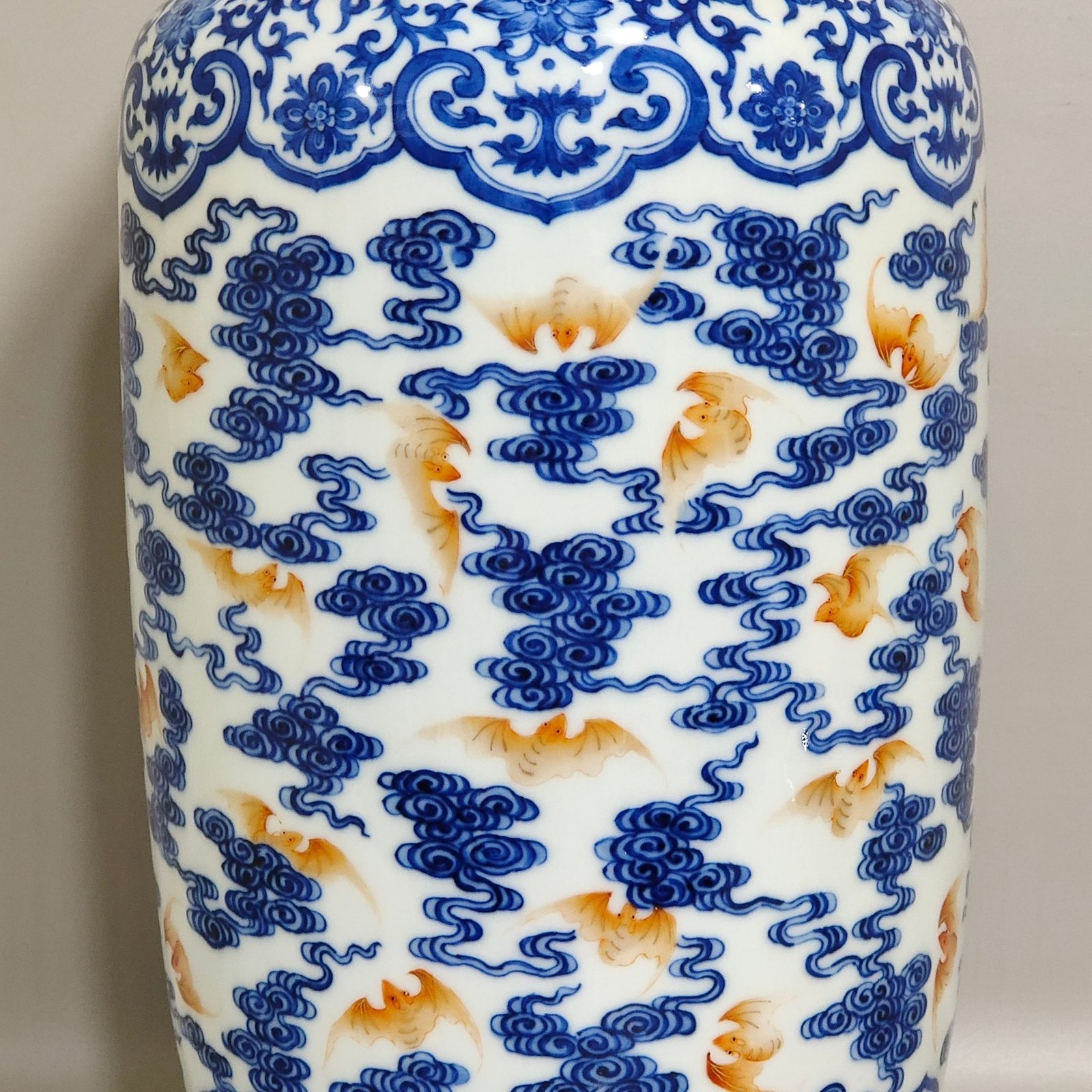 Qing Dynasty Qianlong blue and white alum red cloud pattern strong jar