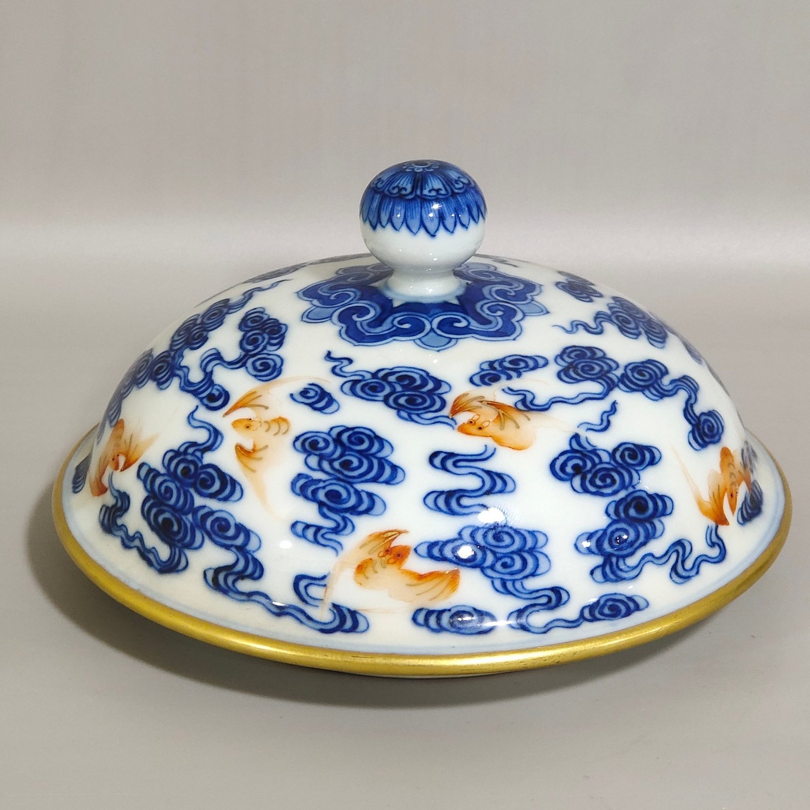 Qing Dynasty Qianlong blue and white alum red cloud pattern strong jar
