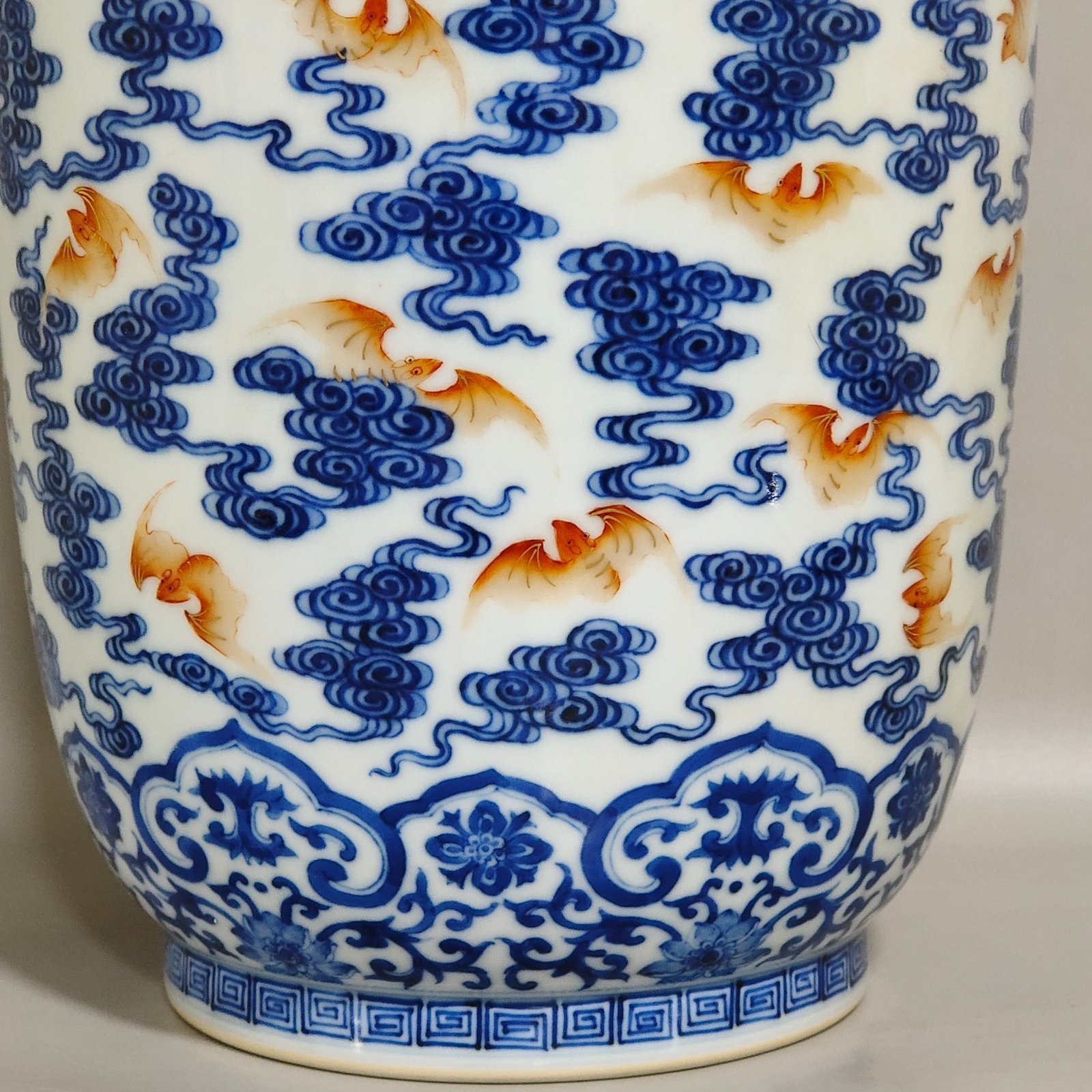 Qing Dynasty Qianlong blue and white alum red cloud pattern strong jar