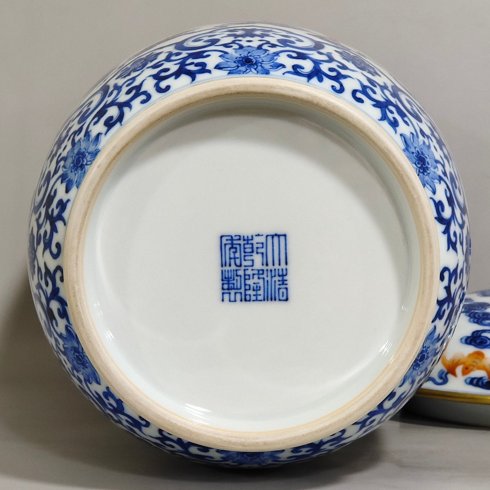Qing Dynasty Qianlong blue and white alum red cloud pattern strong jar