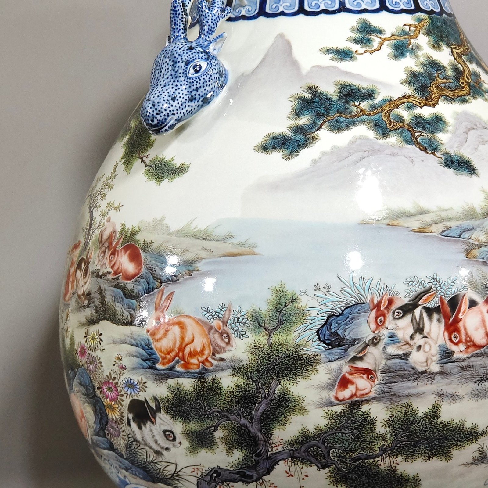 Qing Dynasty Qianlong blue and white pastel hundred rabbit and deer head statue
