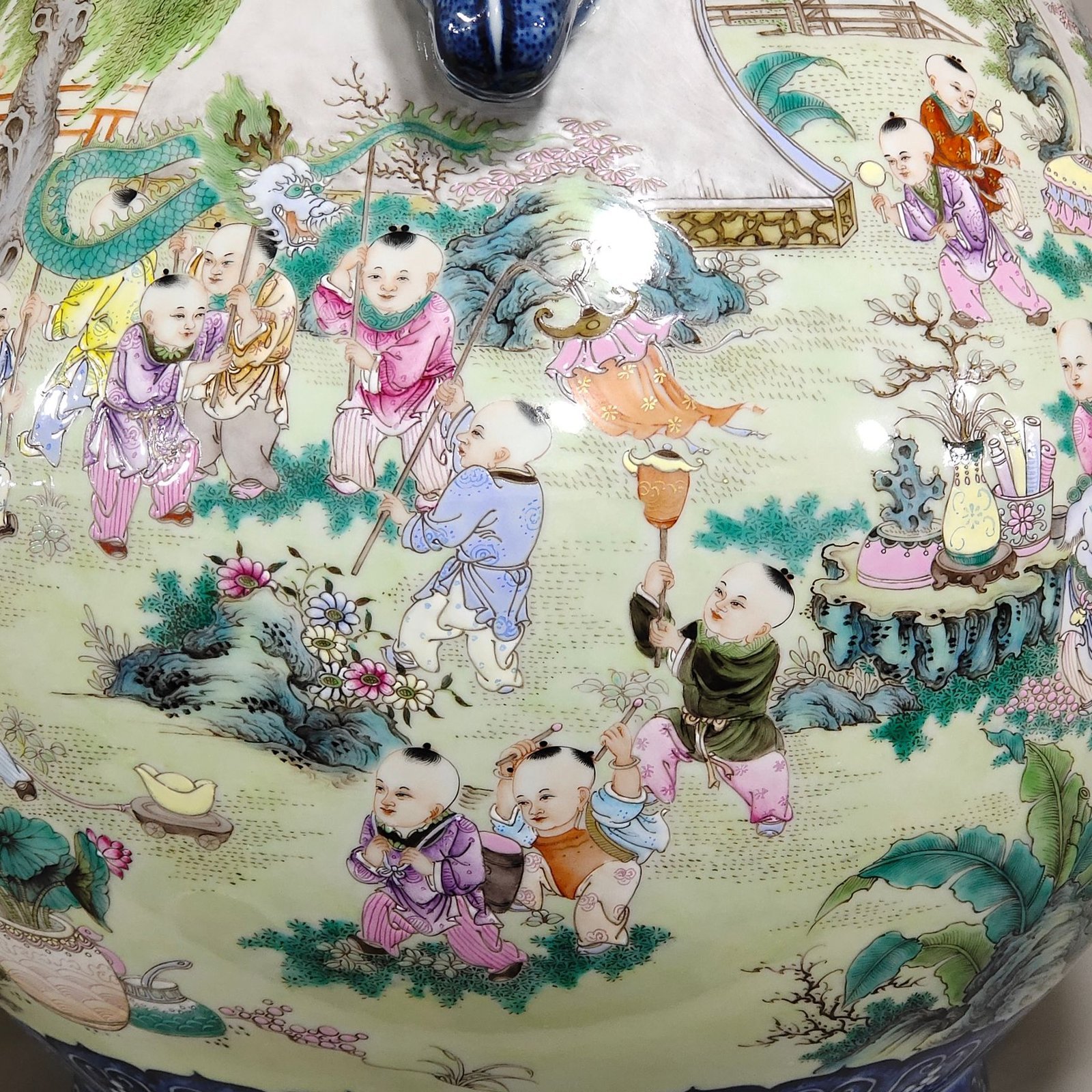 Qing Dynasty Qianlong blue and white pastel deer head statue with a picture of a hundred children