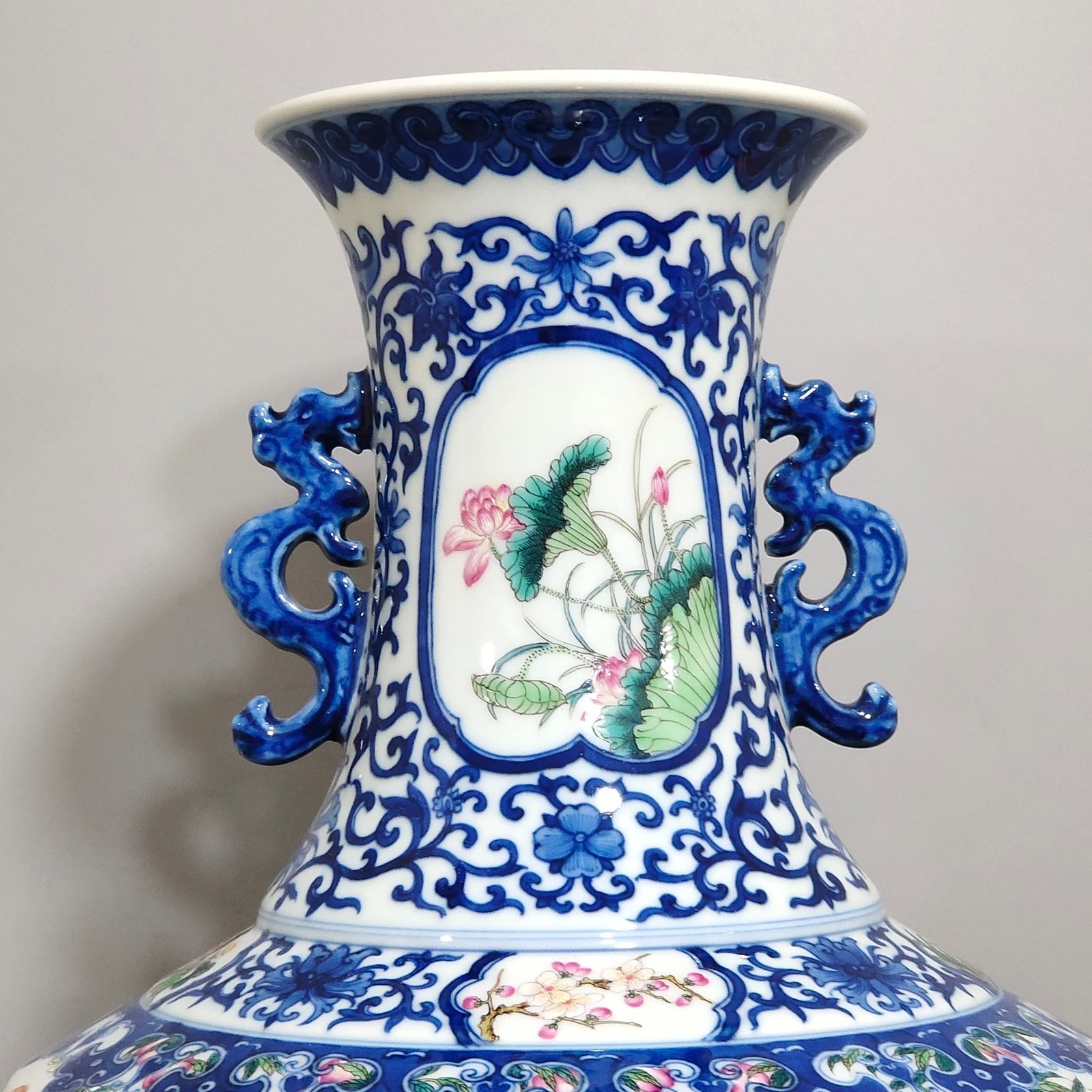 Qing Dynasty Qianlong blue and white pastel Fushou Shanhai amphorae