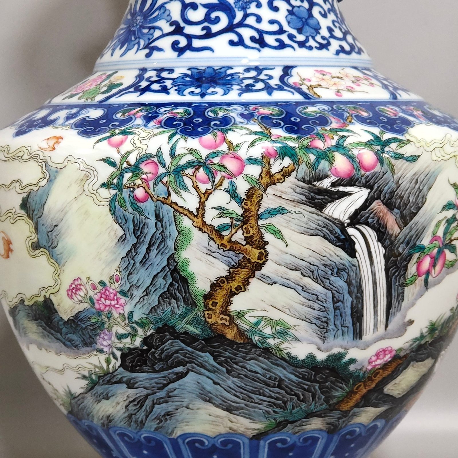 Qing Dynasty Qianlong blue and white pastel Fushou Shanhai amphorae