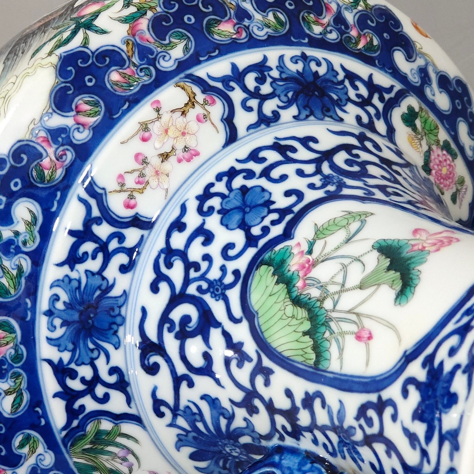 Qing Dynasty Qianlong blue and white pastel Fushou Shanhai amphorae