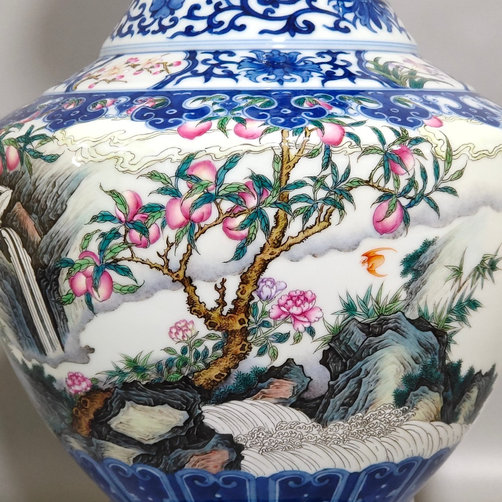 Qing Dynasty Qianlong blue and white pastel Fushou Shanhai amphorae