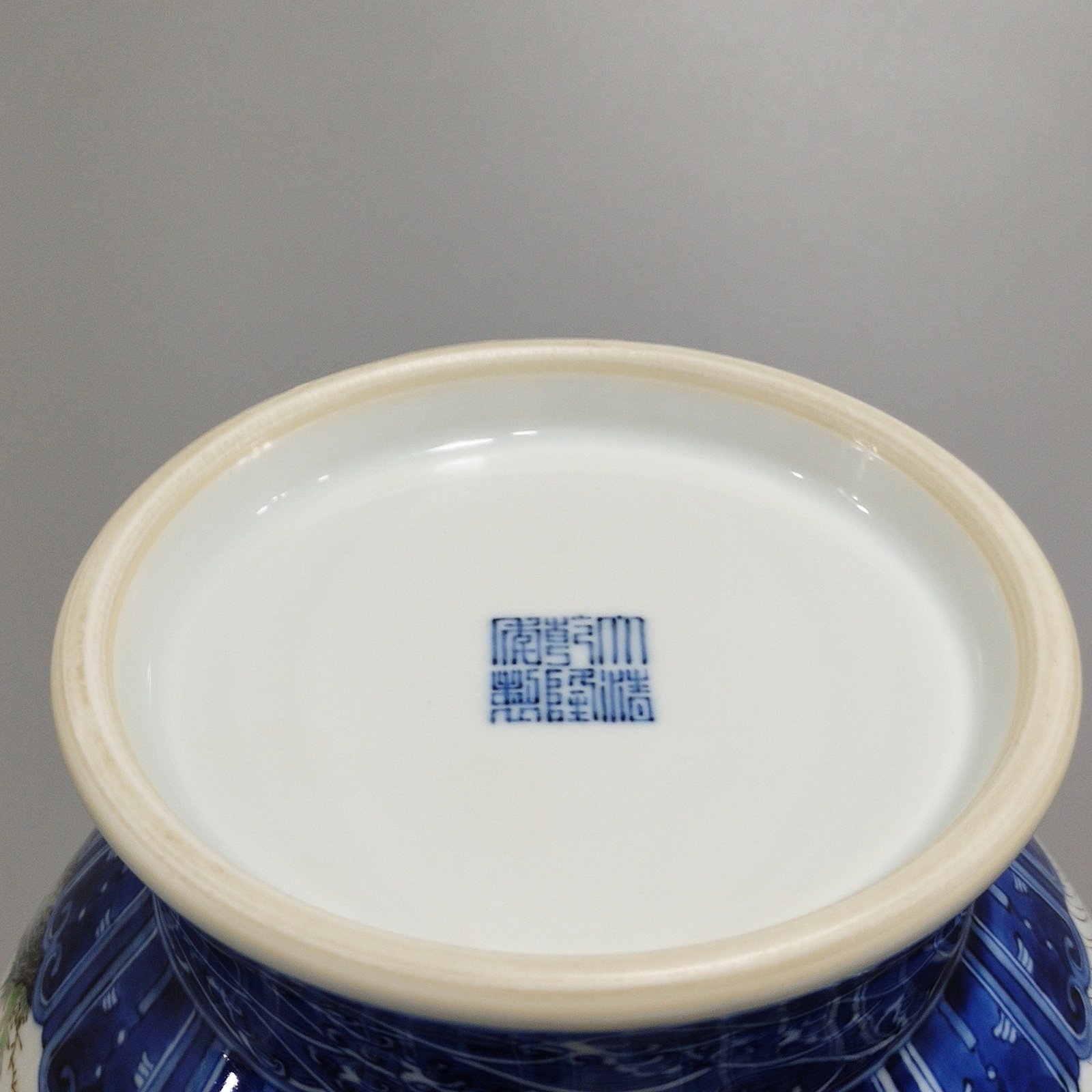 Qing Dynasty Qianlong blue and white pastel Fushou Shanhai amphorae