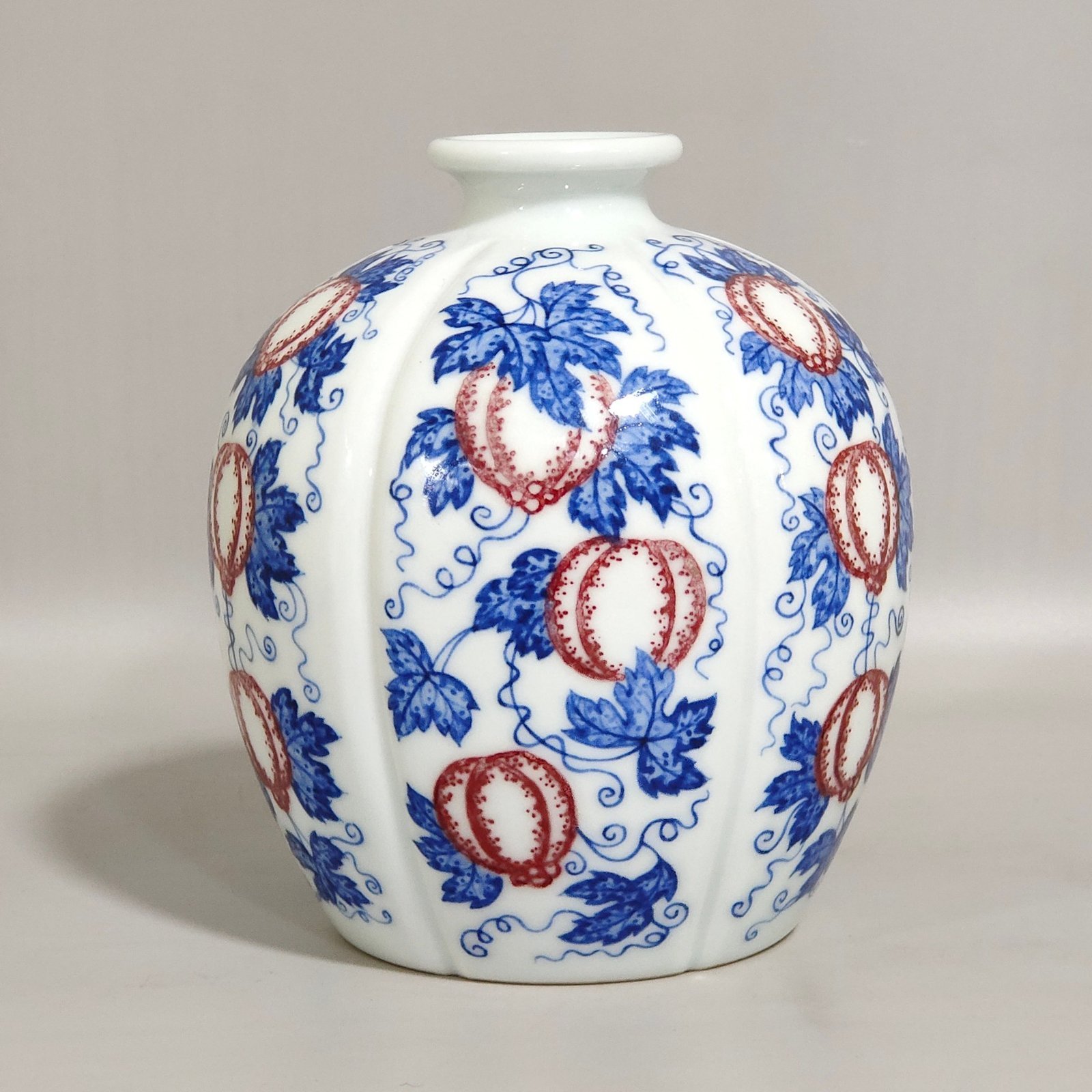 Qing Dynasty Qianlong blue and white glazed red melon-ribbed jar
