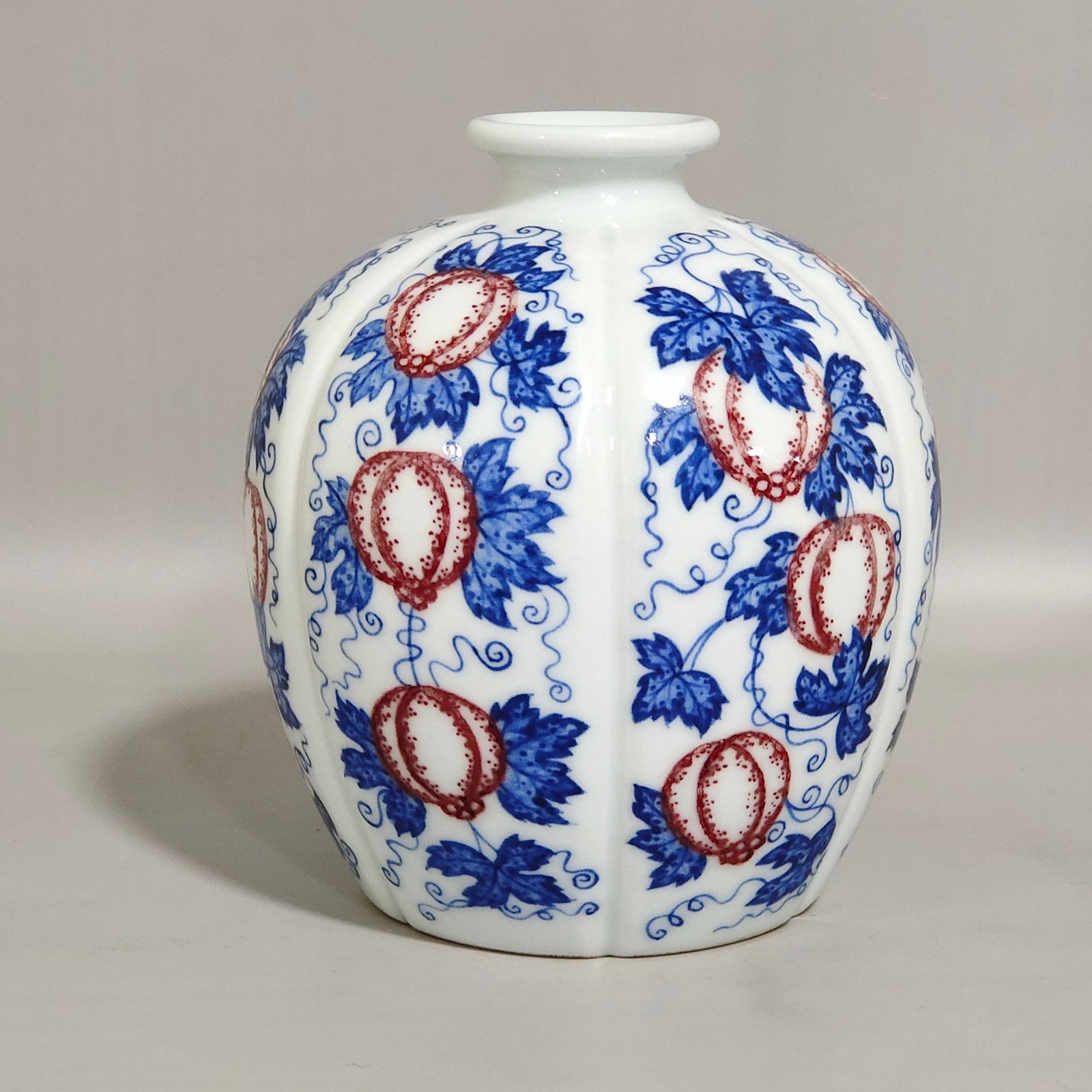 Qing Dynasty Qianlong blue and white glazed red melon-ribbed jar
