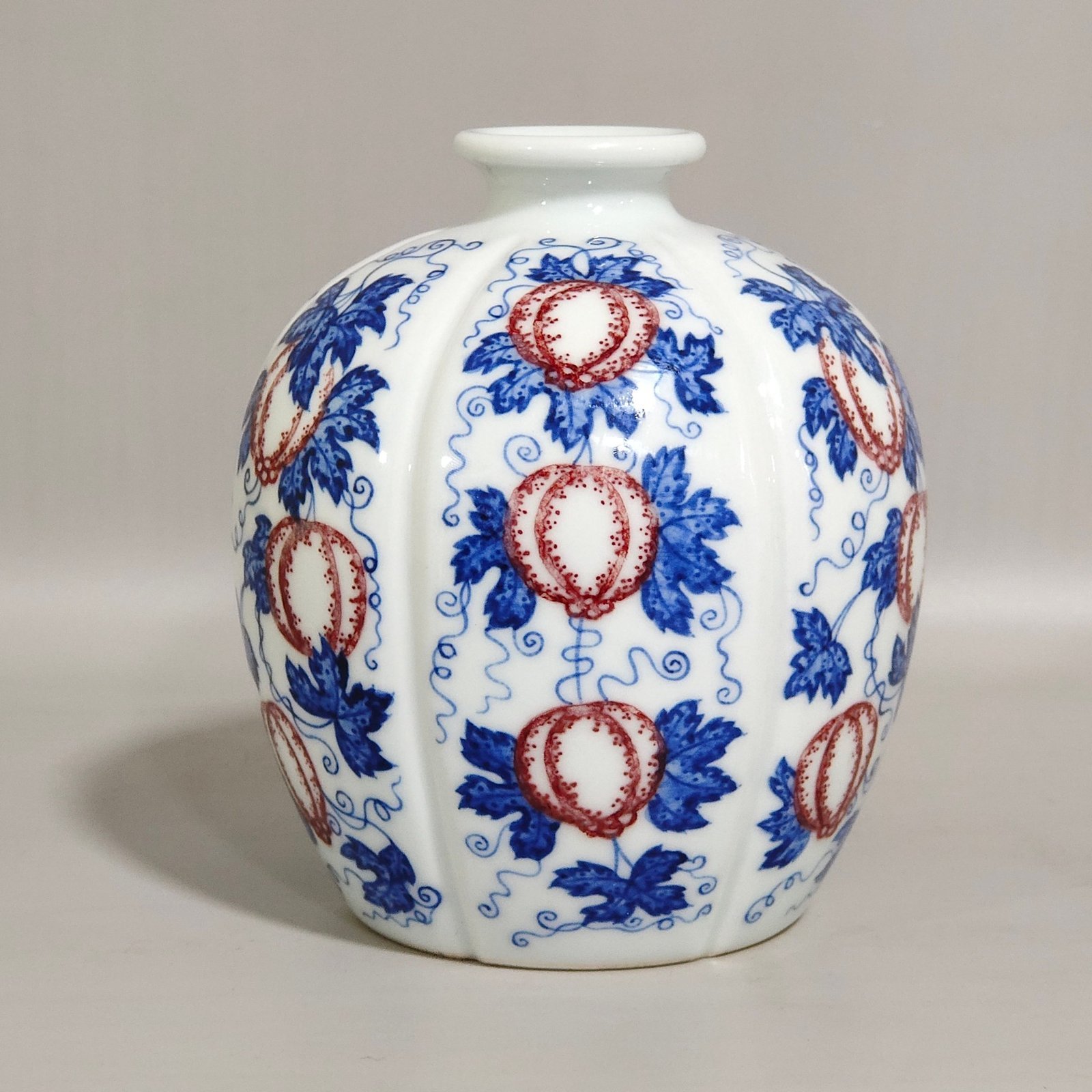 Qing Dynasty Qianlong blue and white glazed red melon-ribbed jar