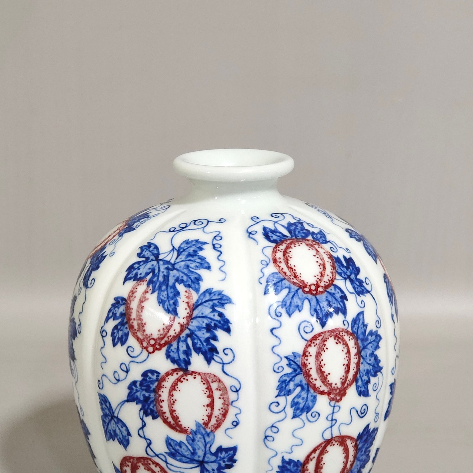 Qing Dynasty Qianlong blue and white glazed red melon-ribbed jar
