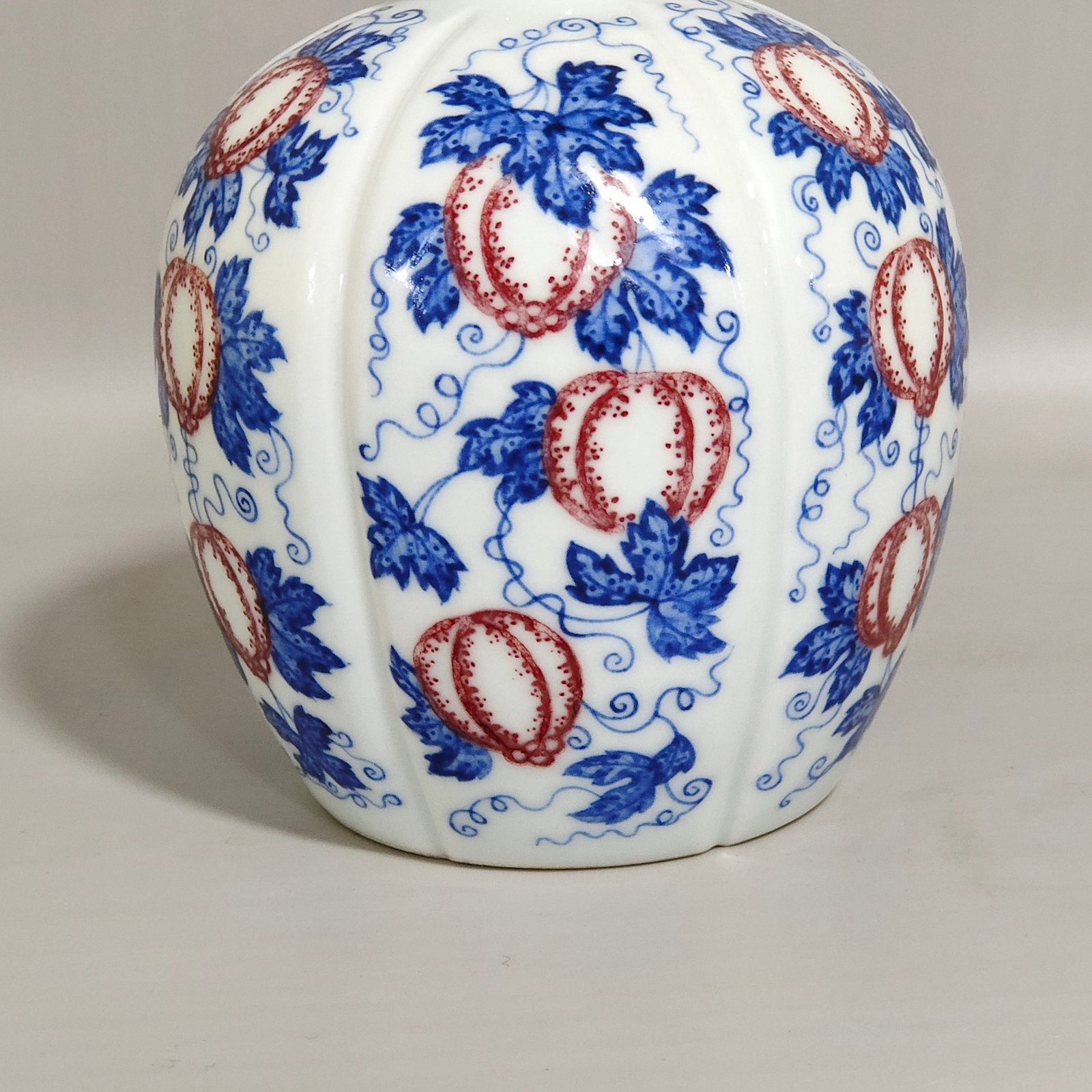 Qing Dynasty Qianlong blue and white glazed red melon-ribbed jar