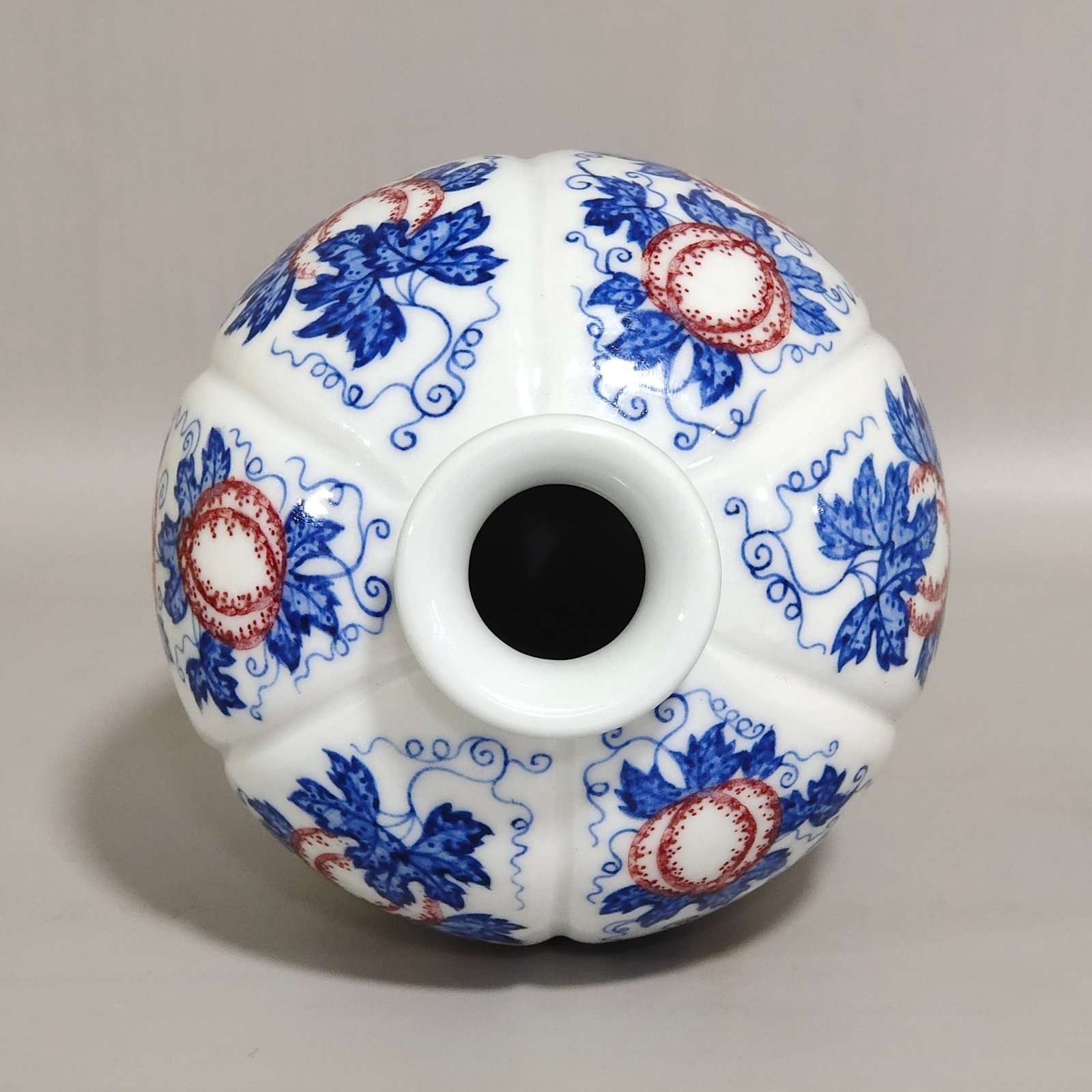 Qing Dynasty Qianlong blue and white glazed red melon-ribbed jar