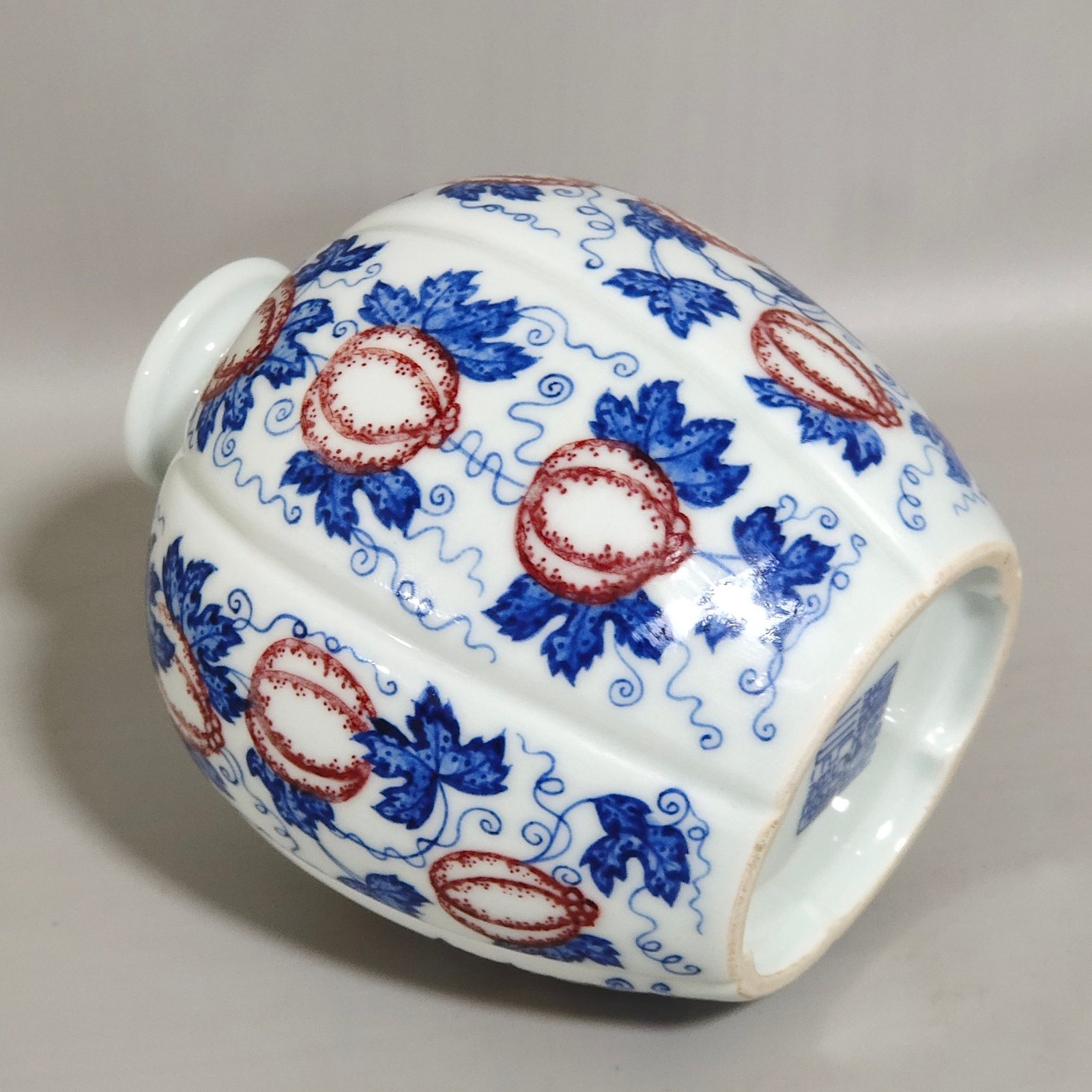 Qing Dynasty Qianlong blue and white glazed red melon-ribbed jar