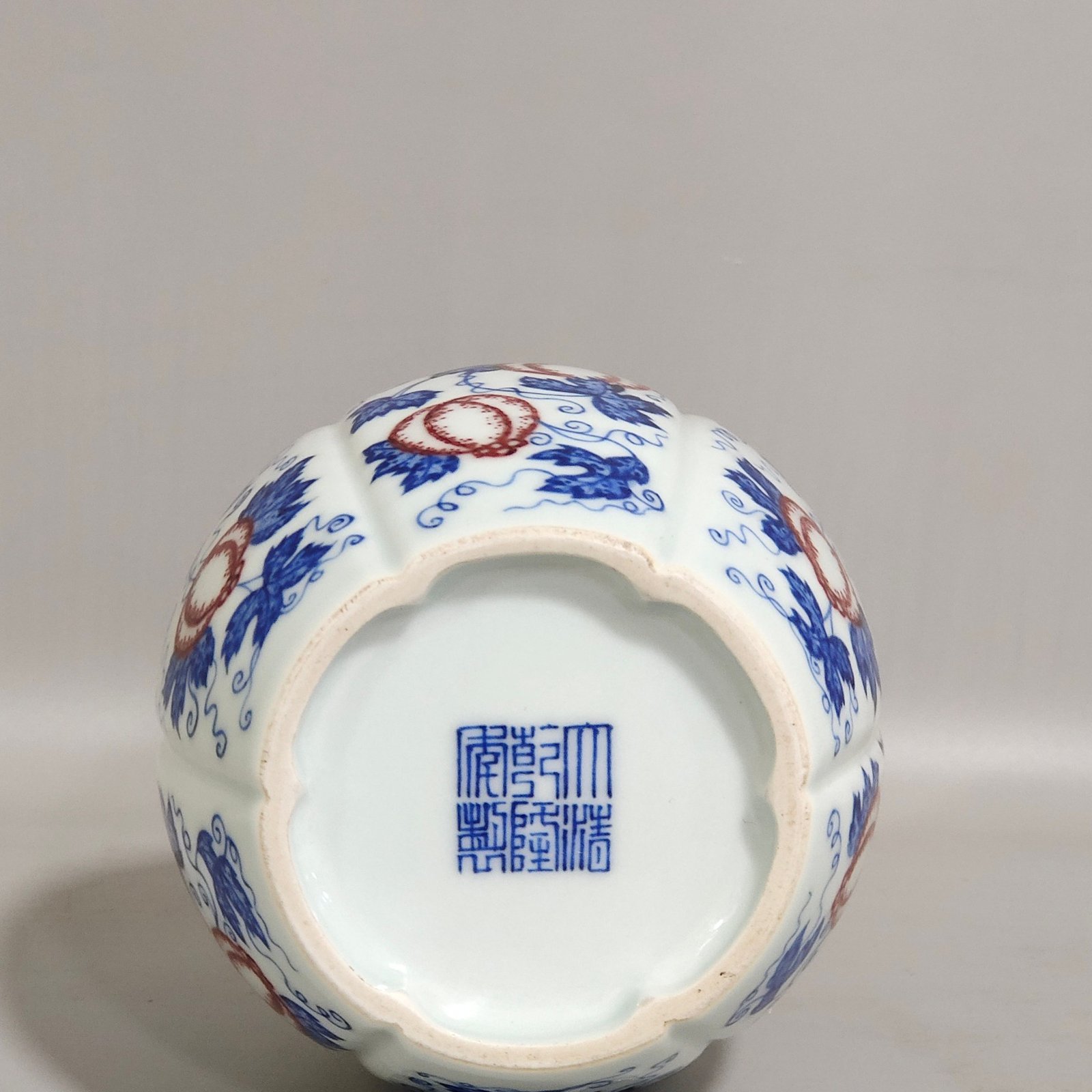 Qing Dynasty Qianlong blue and white glazed red melon-ribbed jar