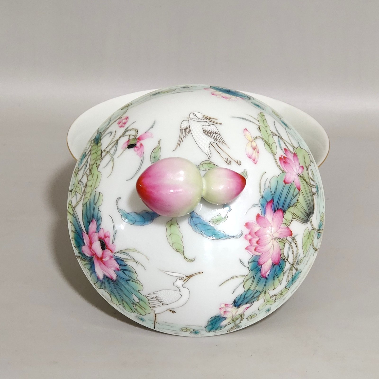 Qing Dynasty Qianlong mandarin duck playing in the water lotus egret and longevity peach bowl