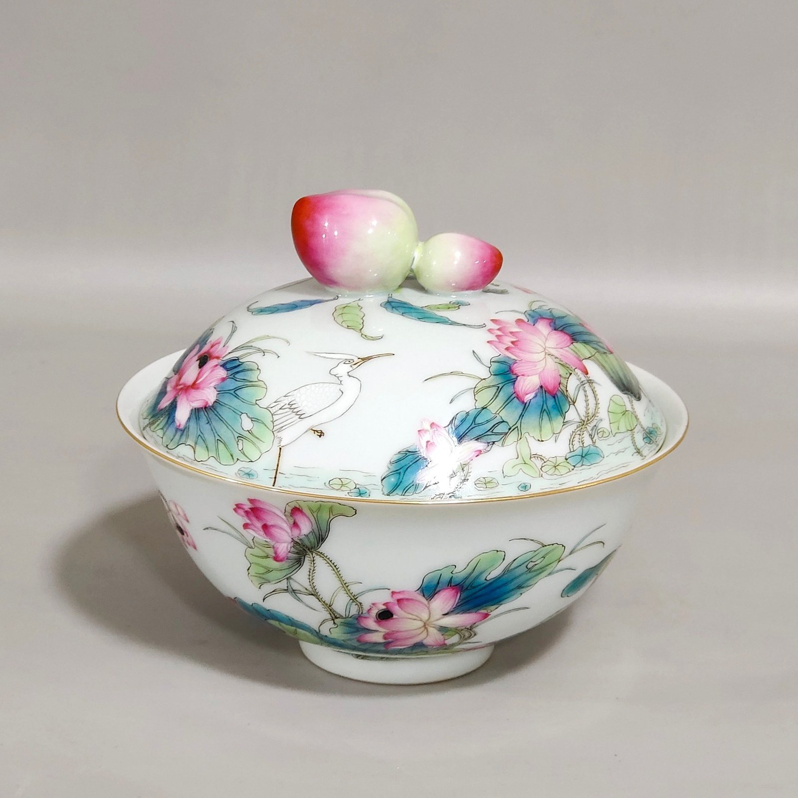 Qing Dynasty Qianlong mandarin duck playing in the water lotus egret and longevity peach bowl