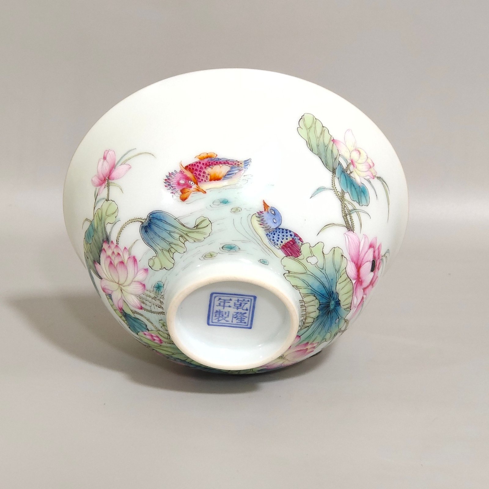 Qing Dynasty Qianlong mandarin duck playing in the water lotus egret and longevity peach bowl
