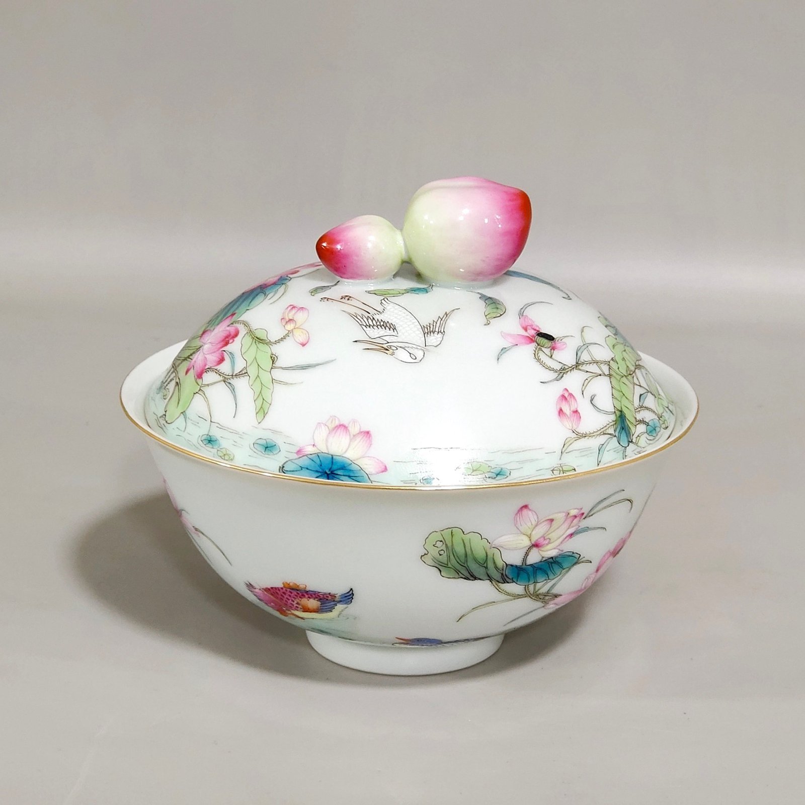 Qing Dynasty Qianlong mandarin duck playing in the water lotus egret and longevity peach bowl