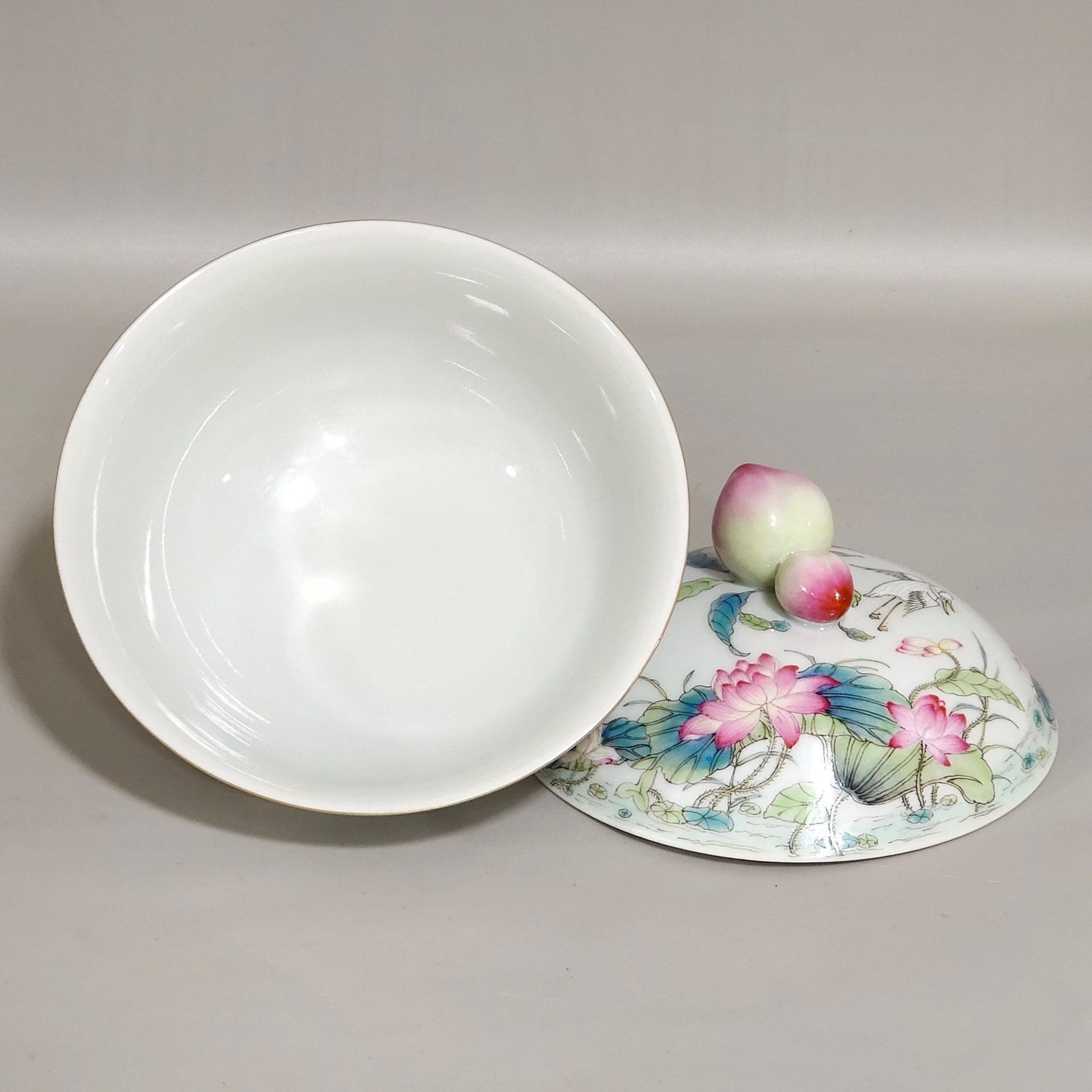 Qing Dynasty Qianlong mandarin duck playing in the water lotus egret and longevity peach bowl