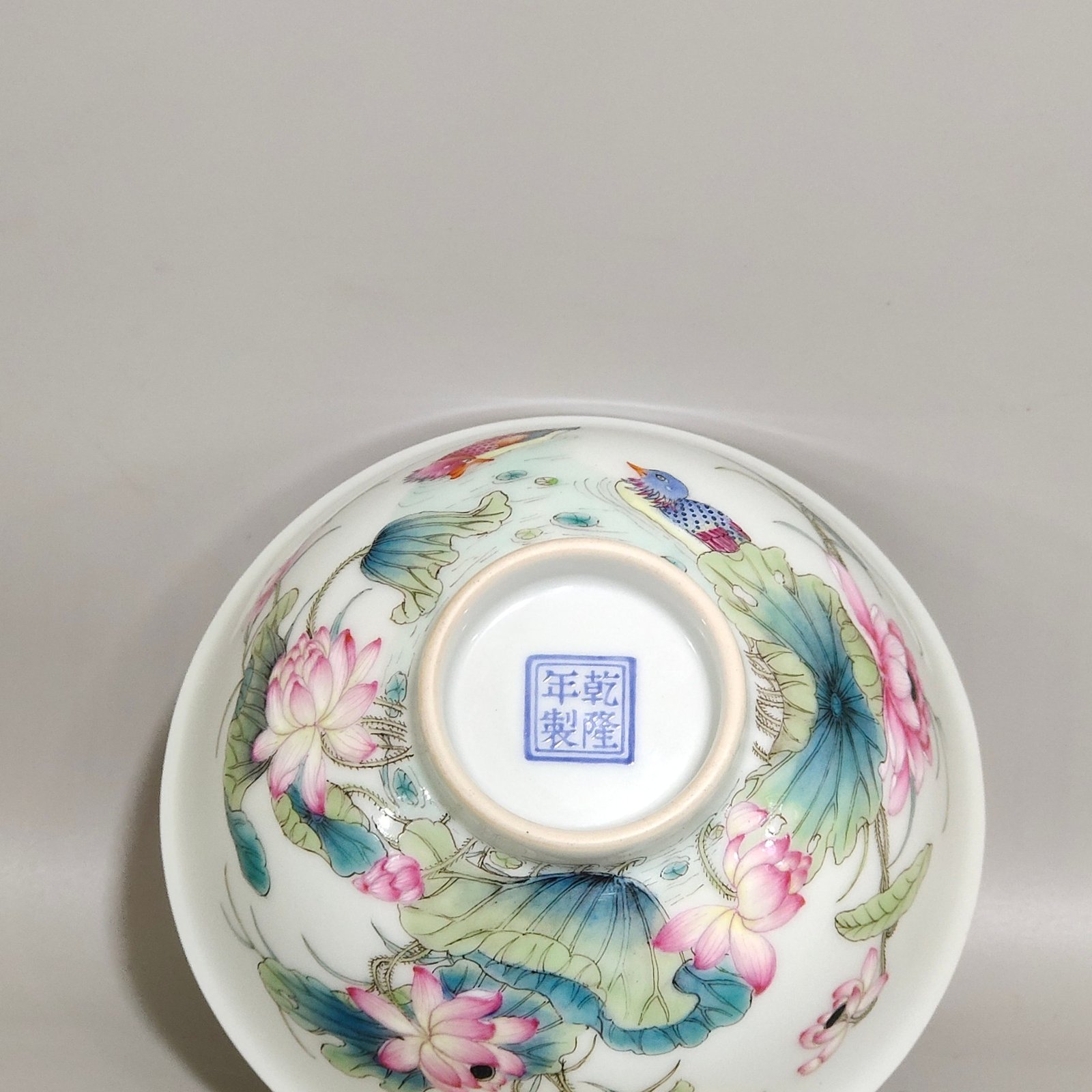 Qing Dynasty Qianlong mandarin duck playing in the water lotus egret and longevity peach bowl