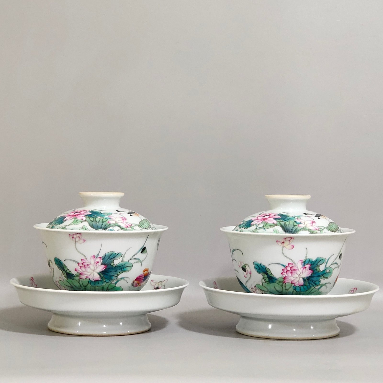 Qing Dynasty Qianlong mandarin duck playing in the water lotus and kingfisher three-cai bowl