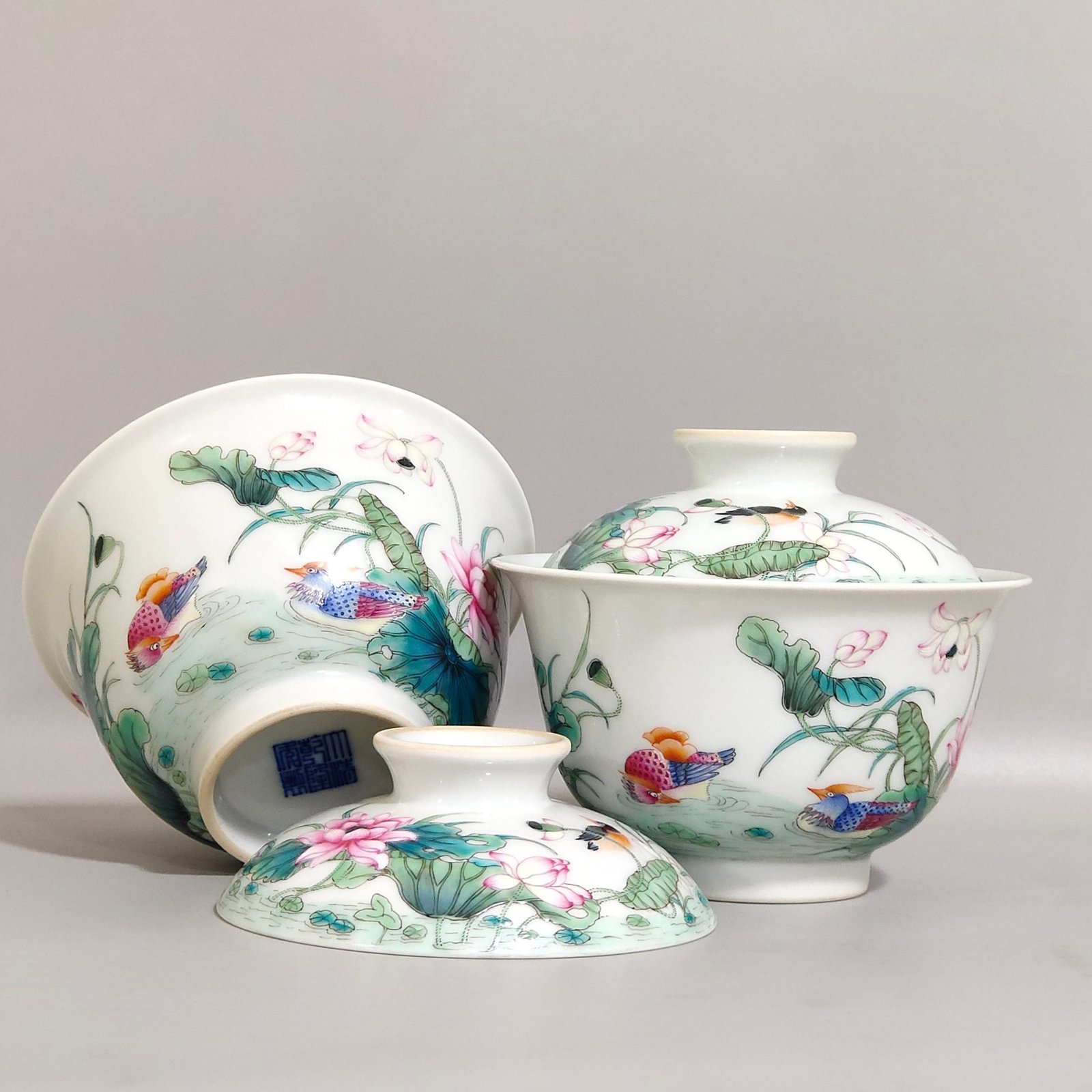Qing Dynasty Qianlong mandarin duck playing in the water lotus and kingfisher three-cai bowl