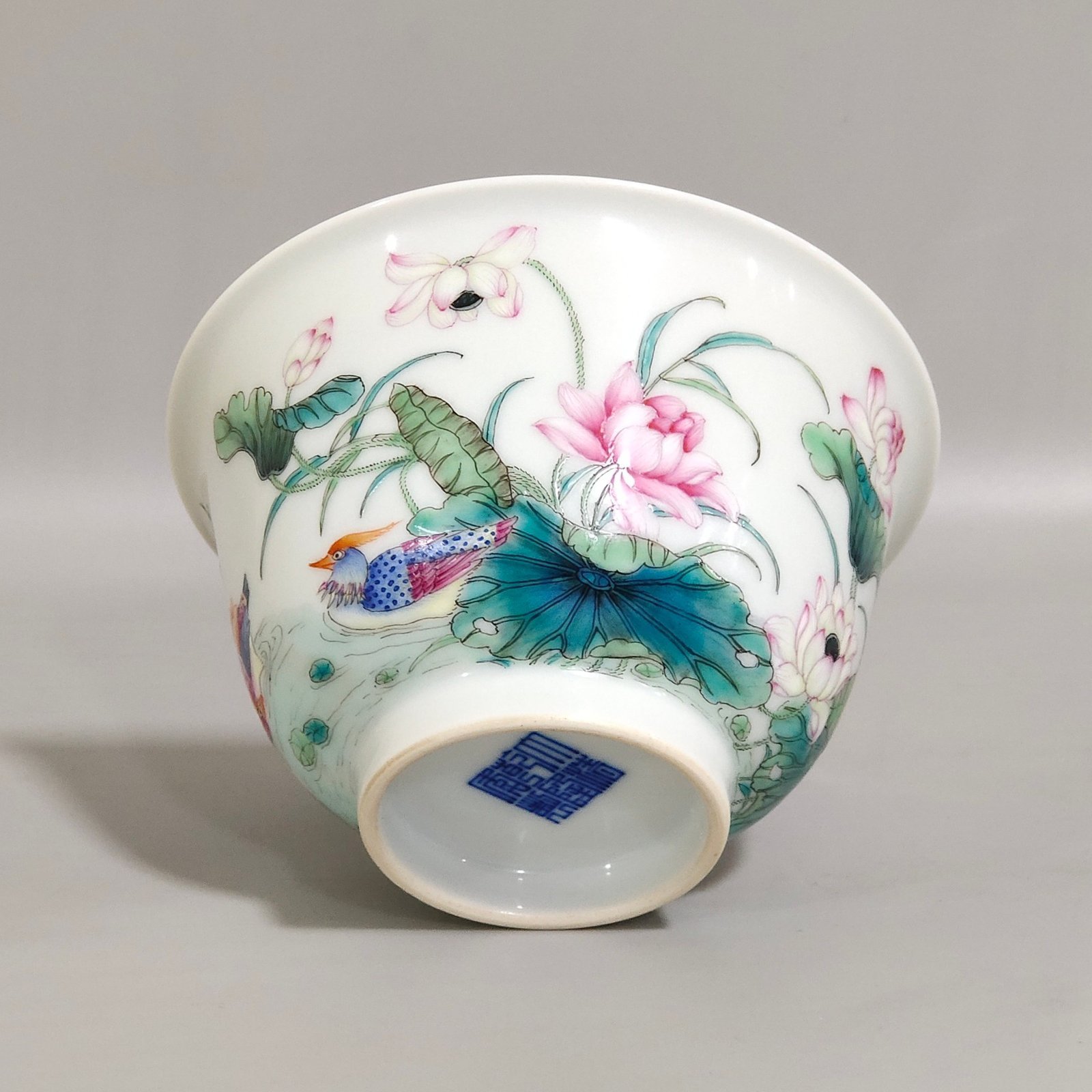Qing Dynasty Qianlong mandarin duck playing in the water lotus and kingfisher three-cai bowl