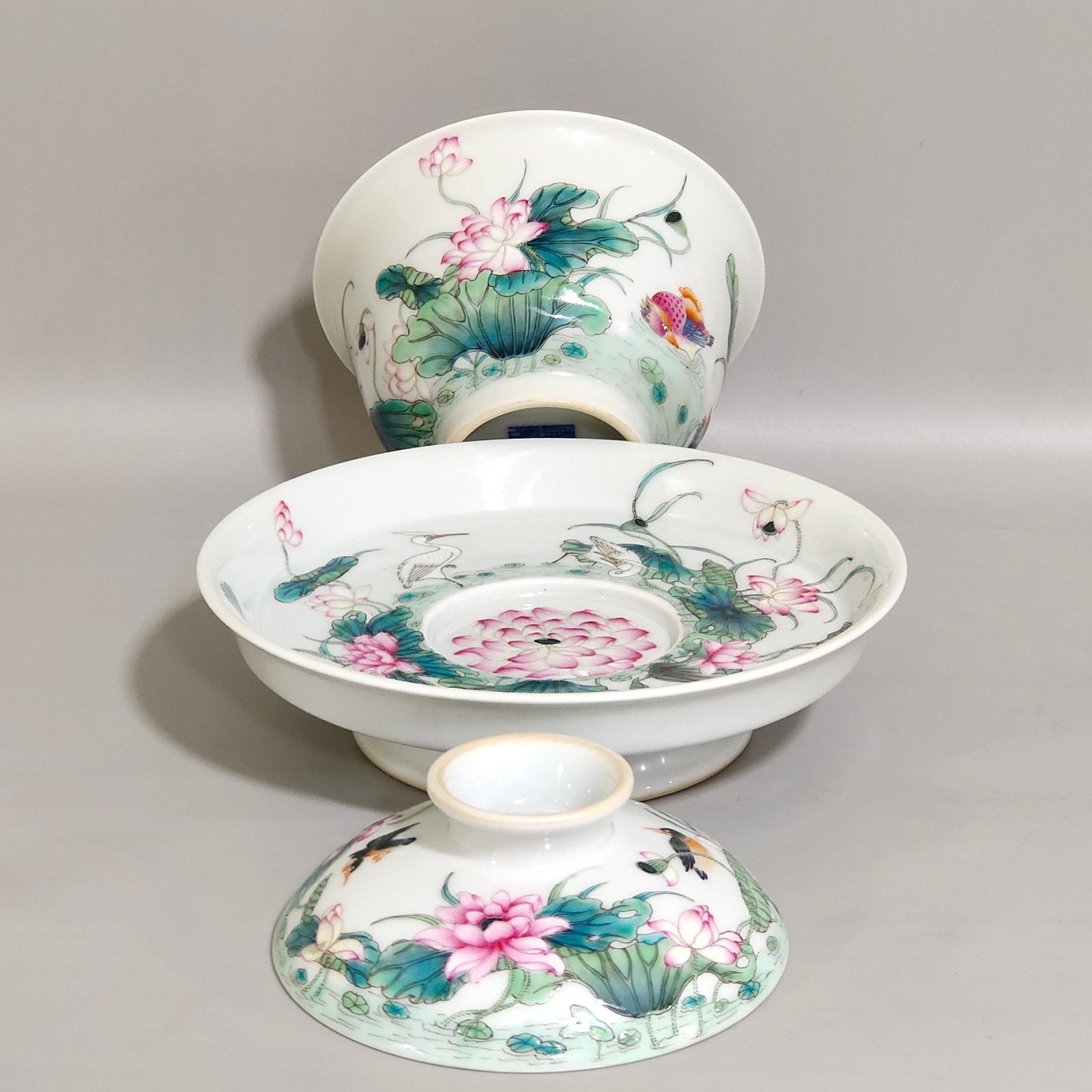 Qing Dynasty Qianlong mandarin duck playing in the water lotus and kingfisher three-cai bowl