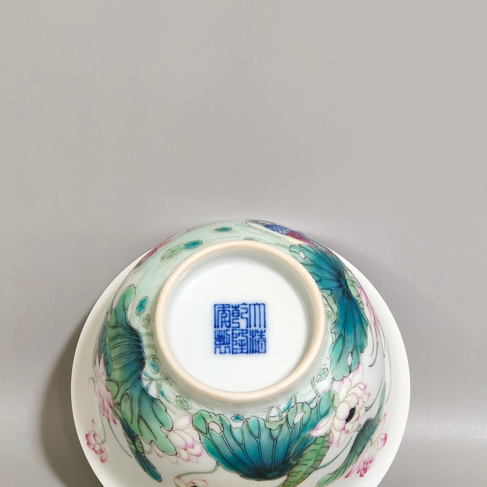 Qing Dynasty Qianlong mandarin duck playing in the water lotus and kingfisher three-cai bowl