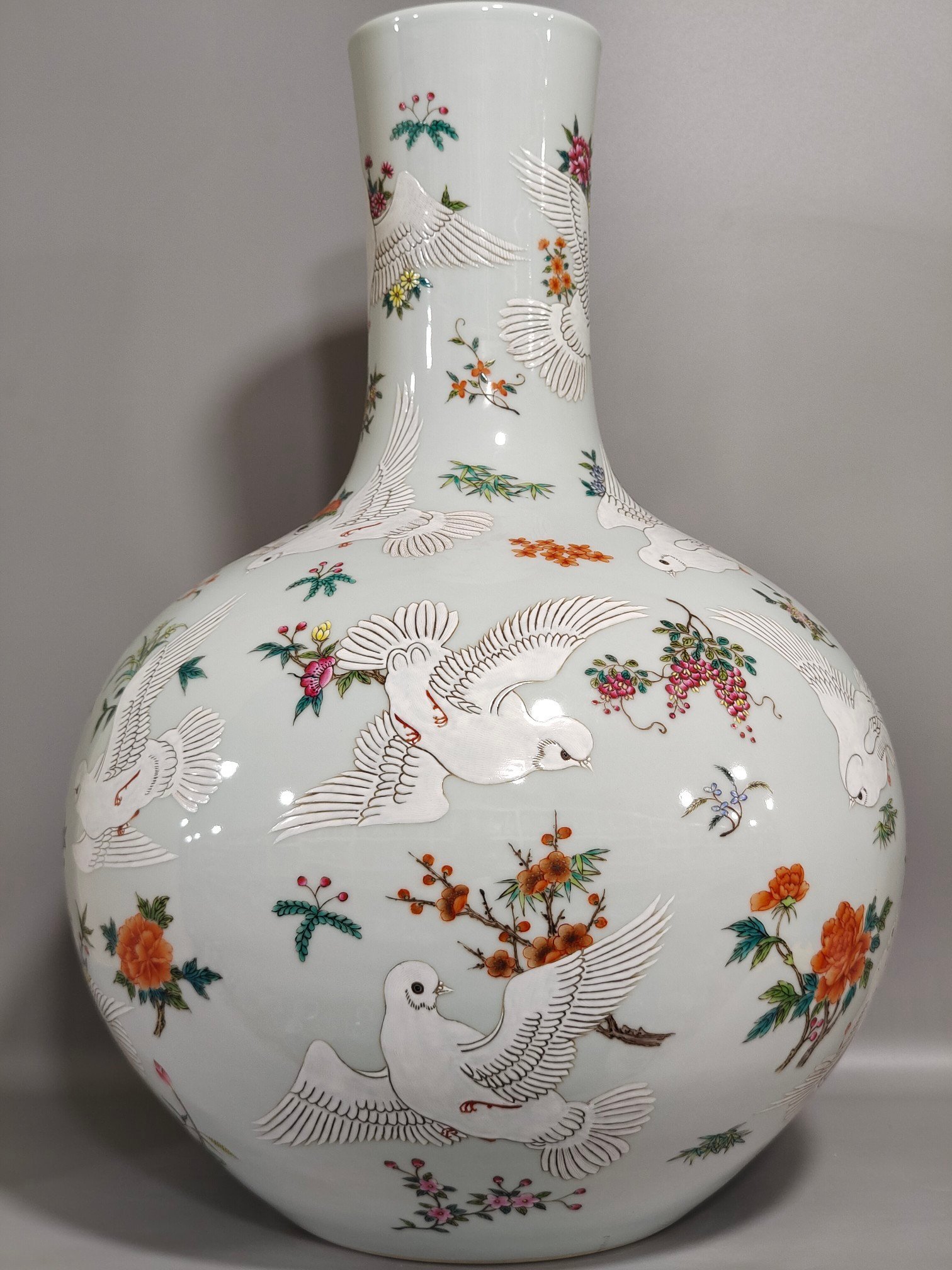 Qing Dynasty Qianlong pigeon celestial vase
