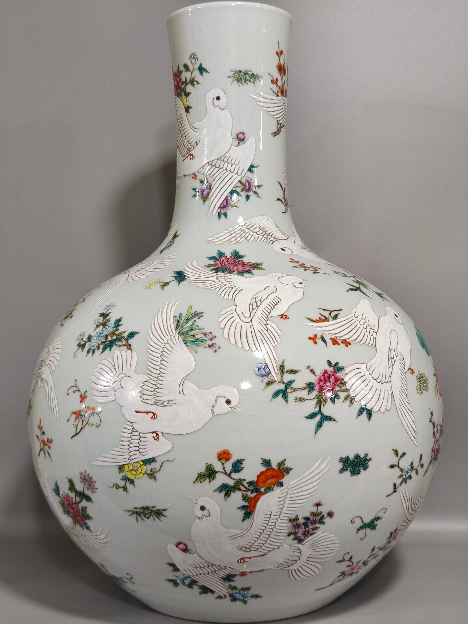 Qing Dynasty Qianlong pigeon celestial vase
