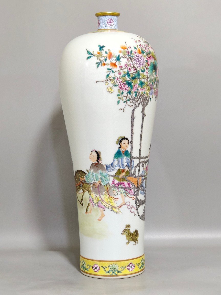 Qing Dynasty Qianlong A plum vase with mushrooms and longevity