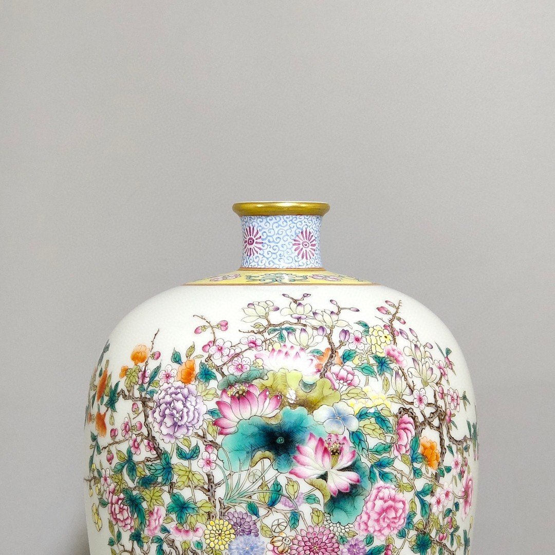 Qing Dynasty Qianlong A plum vase with mushrooms and longevity