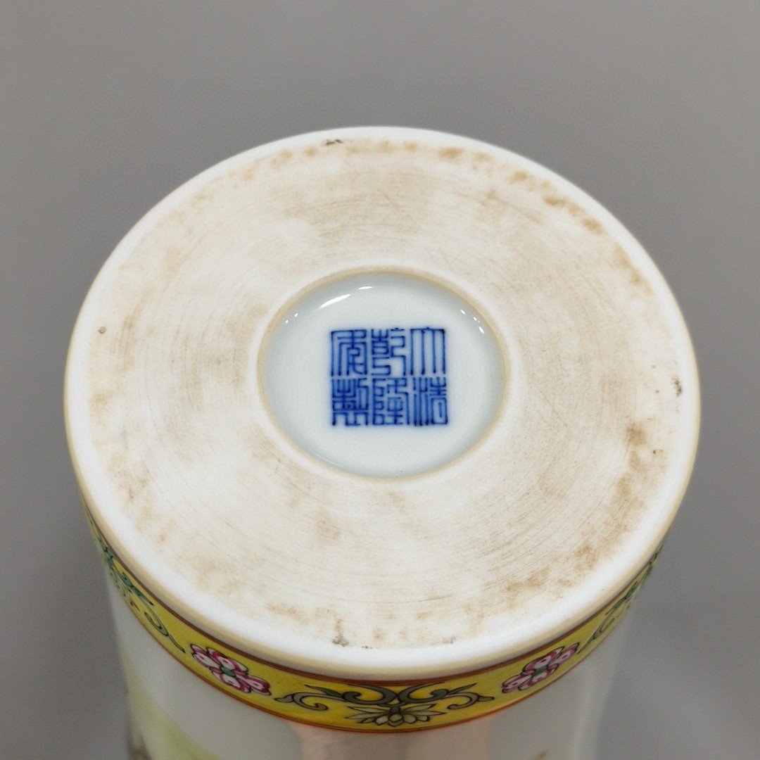 Qing Dynasty Qianlong A plum vase with mushrooms and longevity